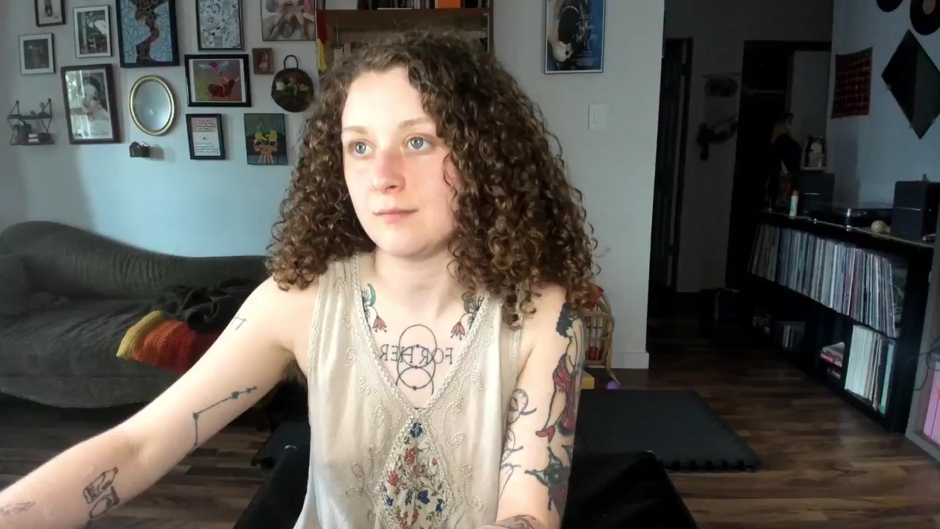 Gallery image thumbnail from PeachyQueen_'s myfreecams stream on, 05/13/2025, 21:16 image 1 of 20