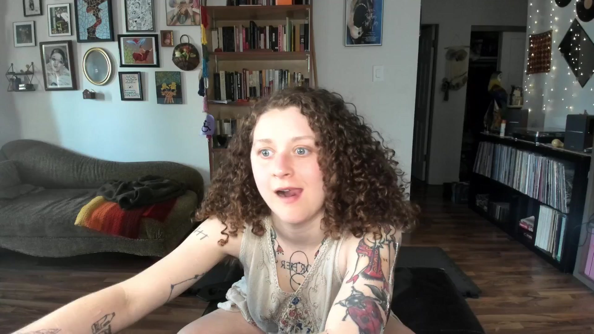 Gallery image thumbnail from PeachyQueen_'s myfreecams stream on, 05/13/2025, 21:16 image 15 of 20