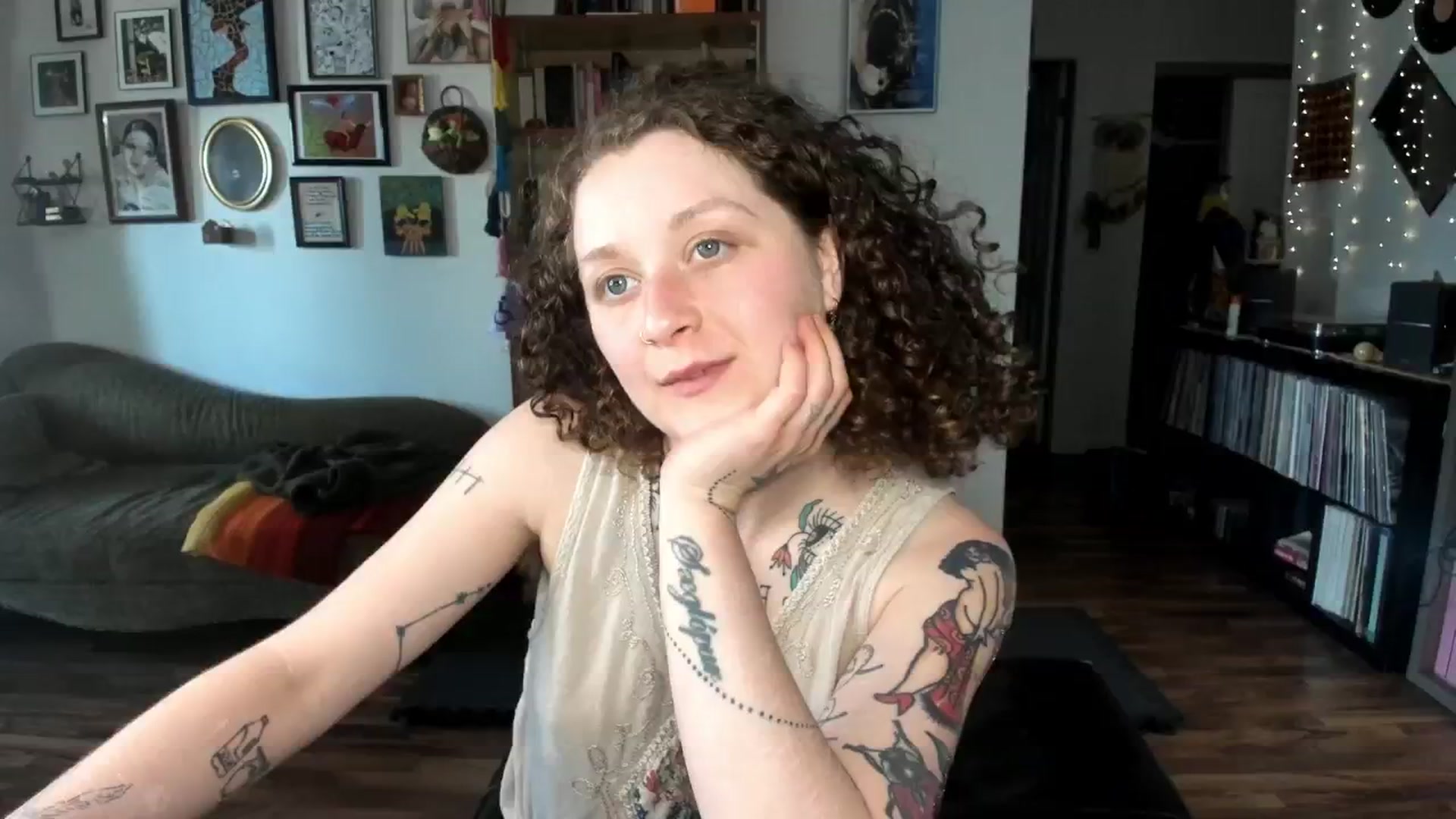 Gallery image thumbnail from PeachyQueen_'s myfreecams stream on, 05/13/2025, 21:16 image 17 of 20