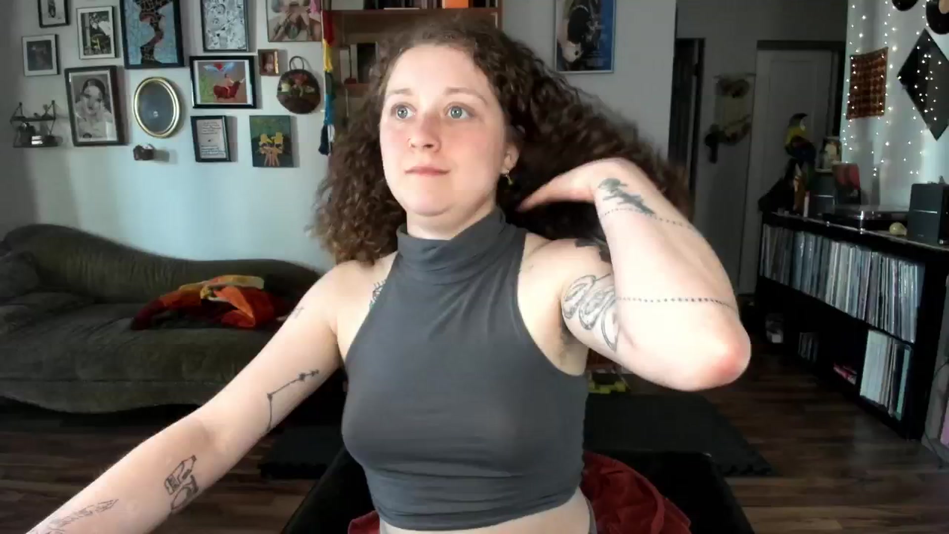 Gallery image thumbnail from PeachyQueen_'s myfreecams stream on, 05/16/2025, 24:25 image 17 of 20