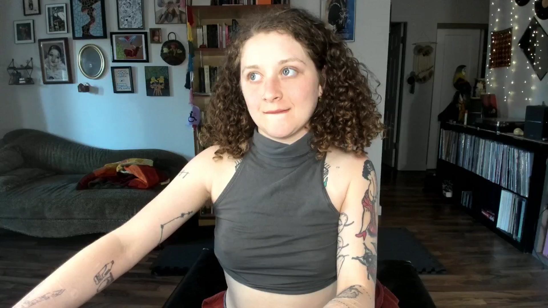 Gallery image thumbnail from PeachyQueen_'s myfreecams stream on, 05/16/2025, 24:25 image 8 of 20