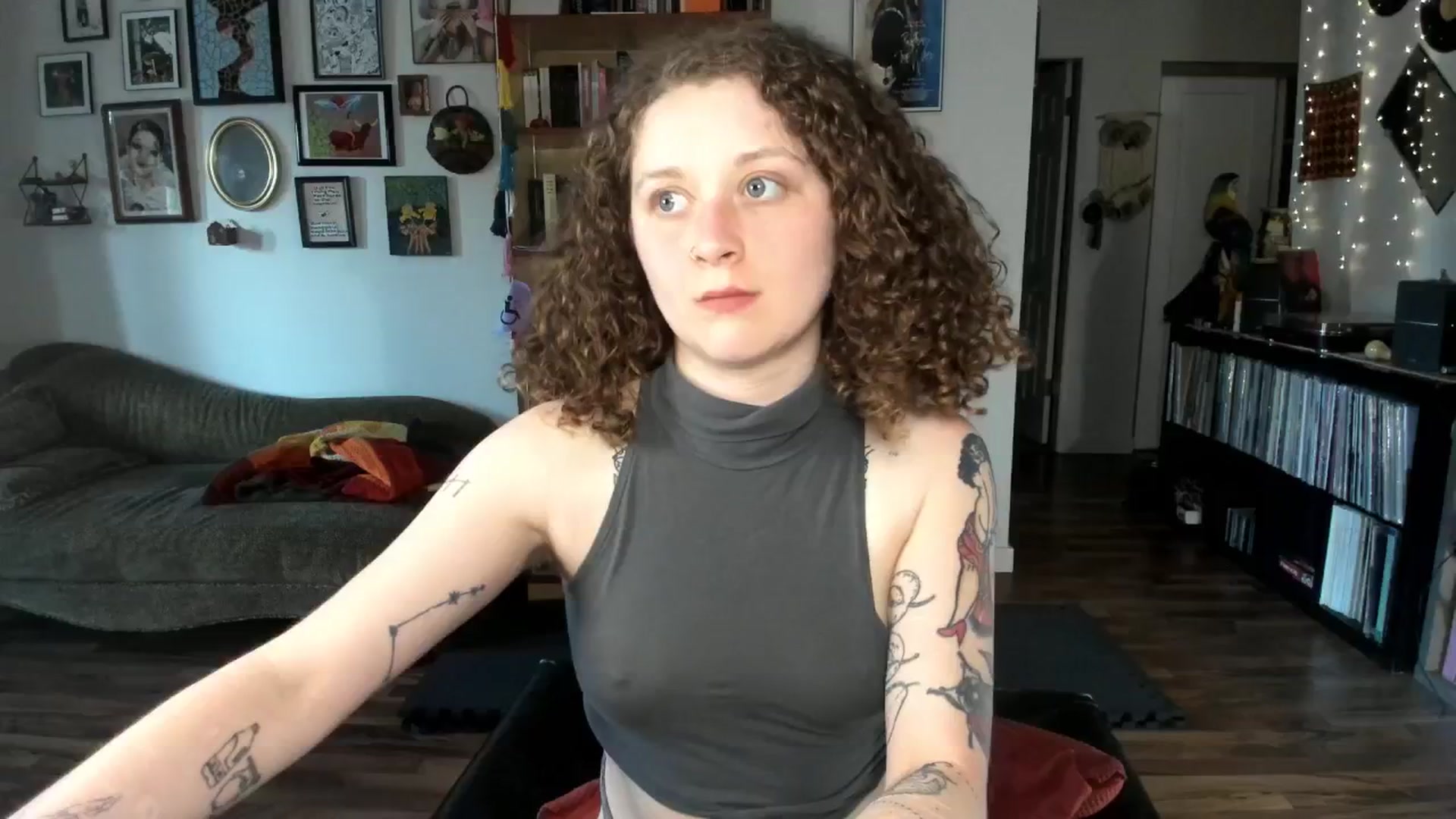 Gallery image thumbnail from PeachyQueen_'s myfreecams stream on, 05/16/2025, 24:25 image 2 of 20