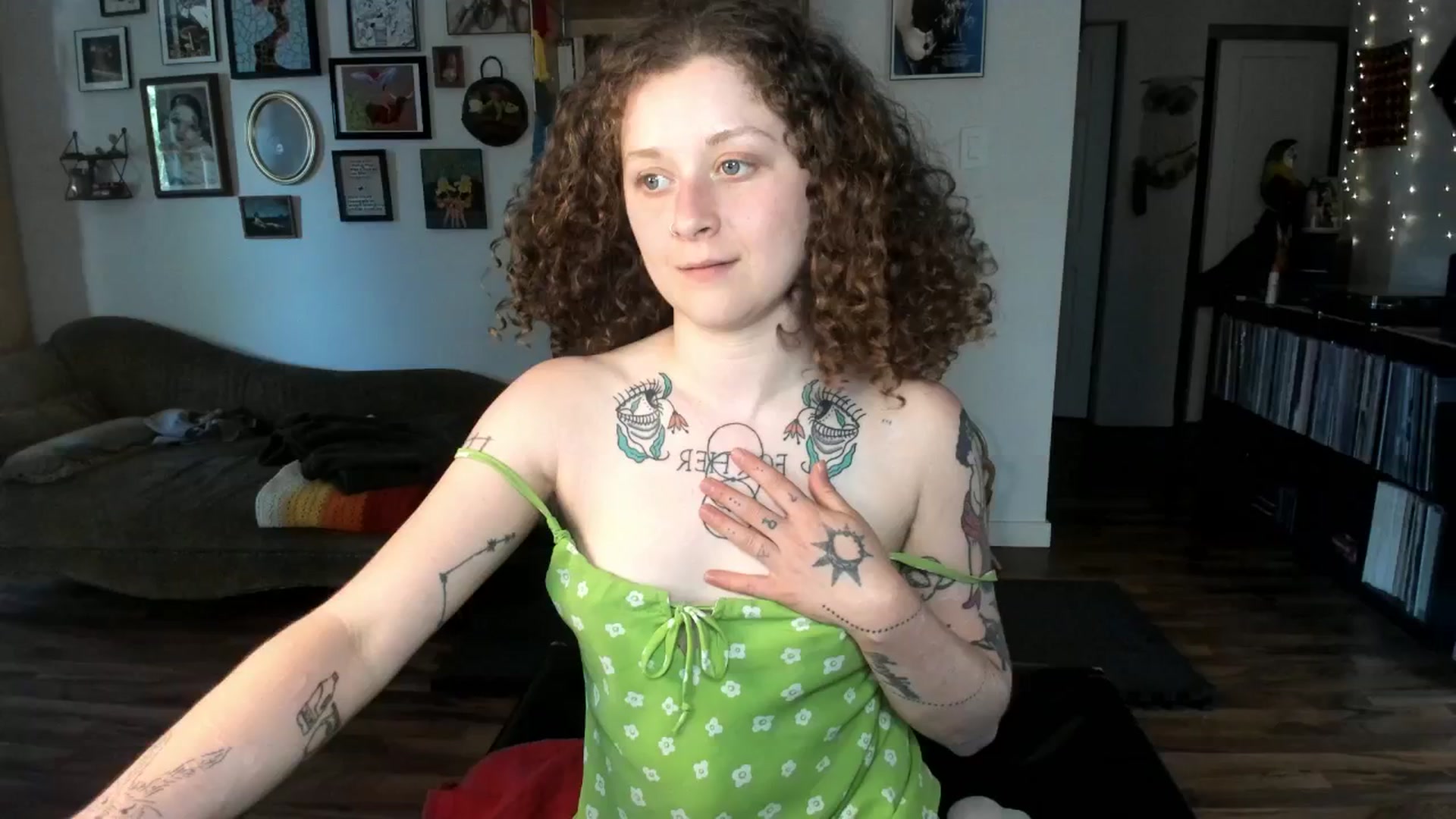 Gallery image thumbnail from PeachyQueen_'s myfreecams stream on, 05/29/2025, 20:13 image 5 of 20