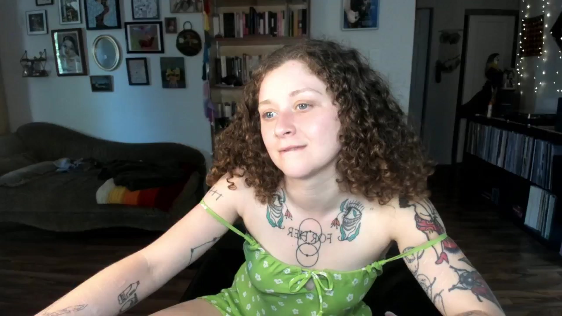 Gallery image thumbnail from PeachyQueen_'s myfreecams stream on, 05/29/2025, 20:13 image 11 of 20