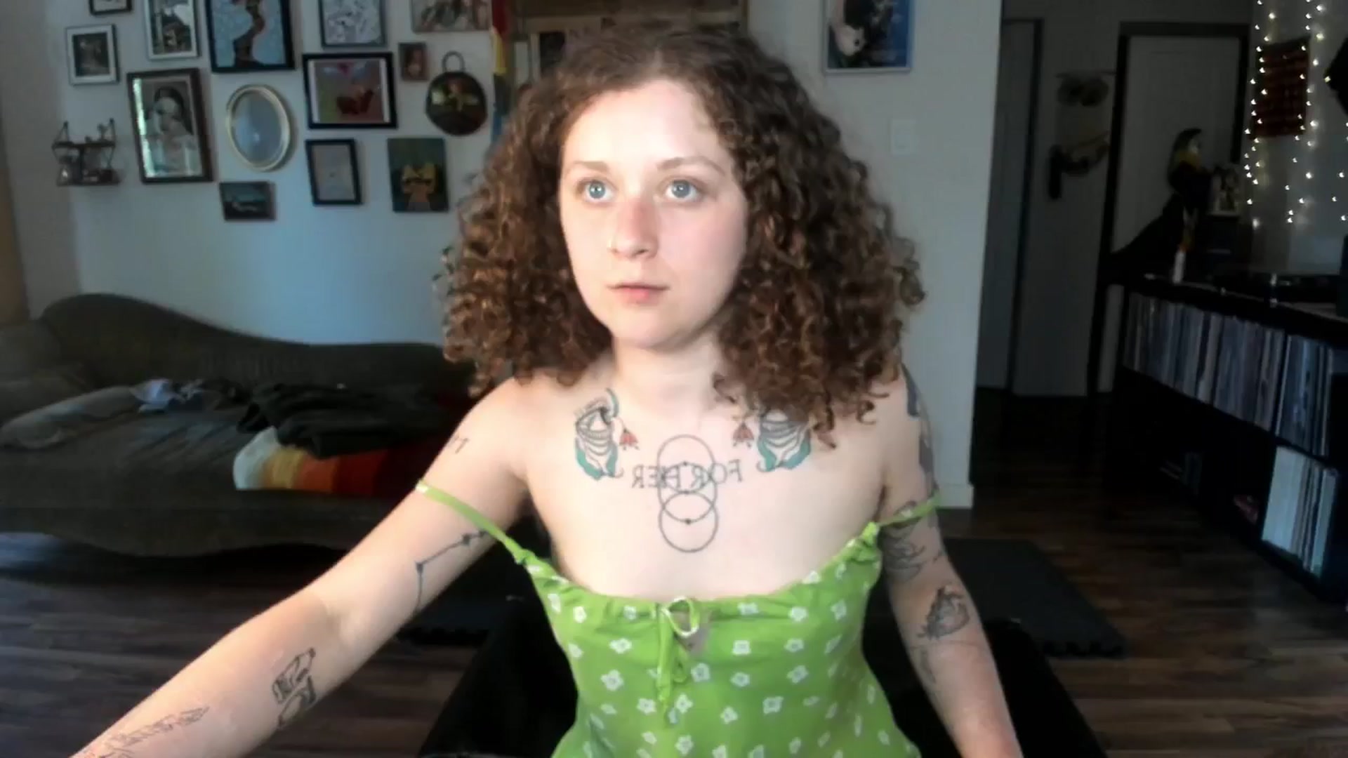 Gallery image thumbnail from PeachyQueen_'s myfreecams stream on, 05/29/2025, 20:13 image 9 of 20