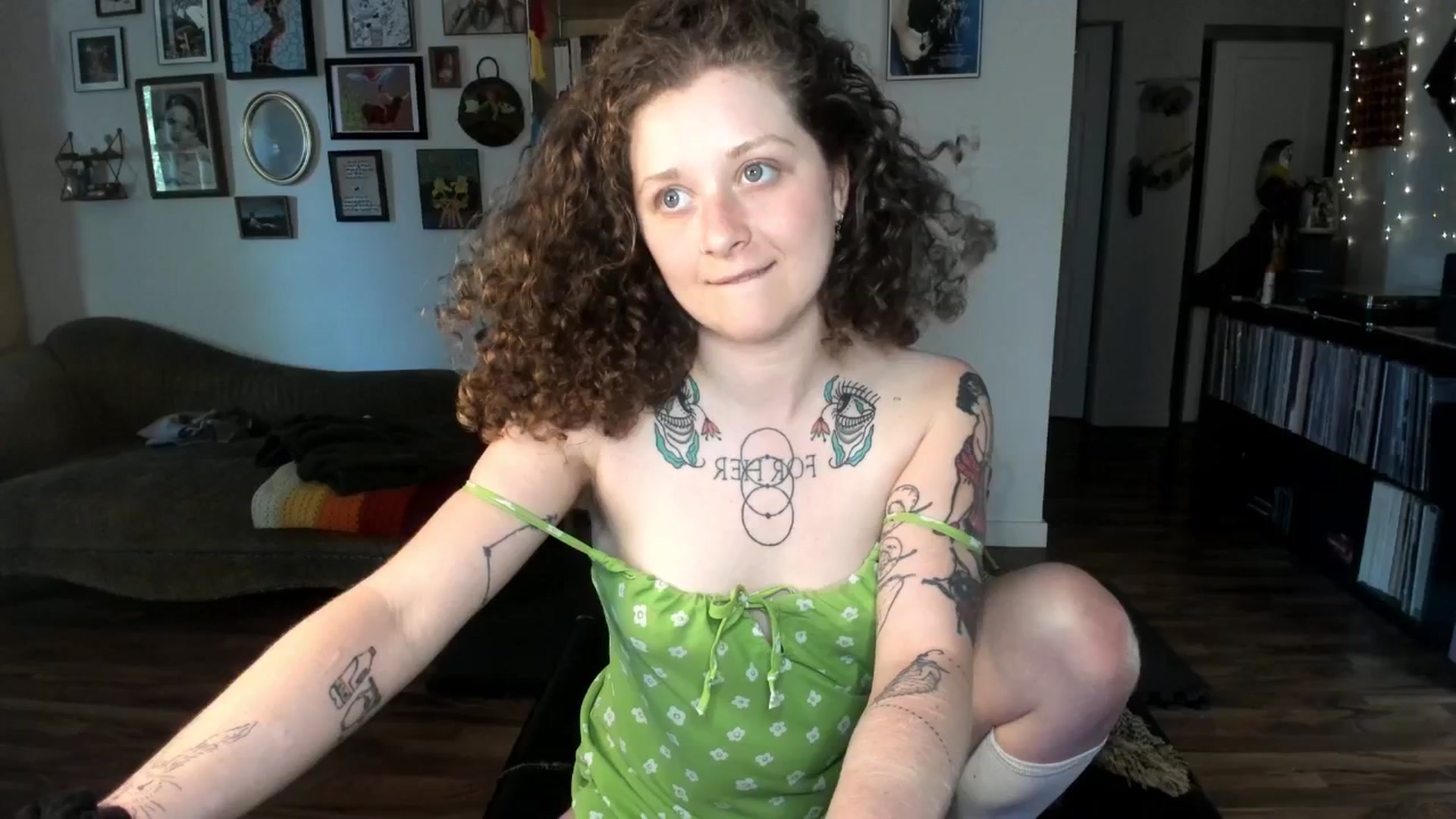 Gallery image thumbnail from PeachyQueen_'s myfreecams stream on, 05/29/2025, 20:13 image 17 of 20