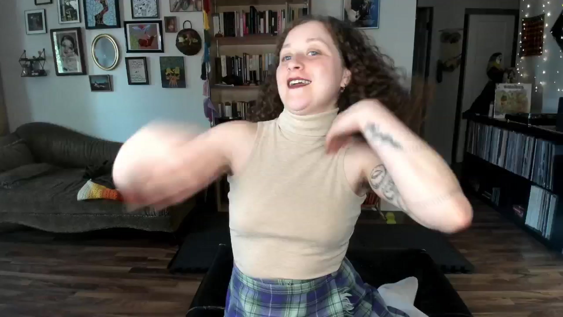 Gallery image thumbnail from PeachyQueen_'s myfreecams stream on, 05/30/2025, 20:20 image 13 of 20
