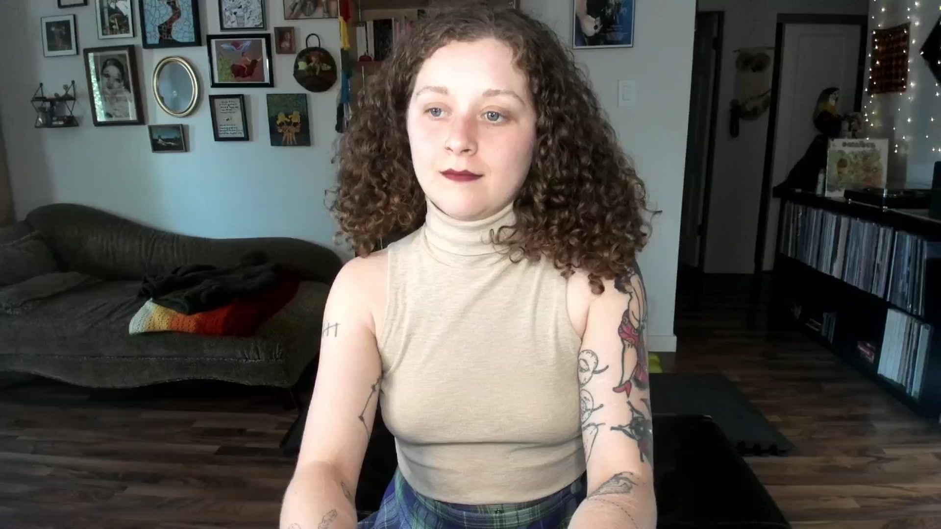 Gallery image thumbnail from PeachyQueen_'s myfreecams stream on, 05/30/2025, 20:20 image 14 of 20