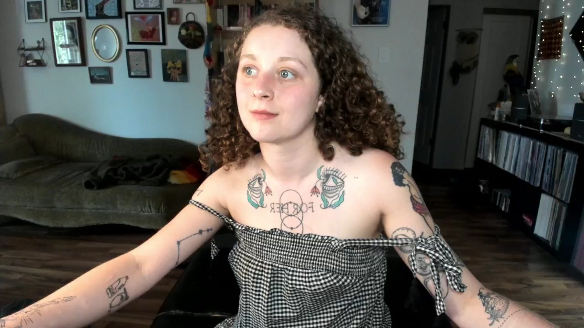 Gallery image thumbnail from PeachyQueen_'s myfreecams stream on, 06/18/2025, 21:08 image 3 of 20