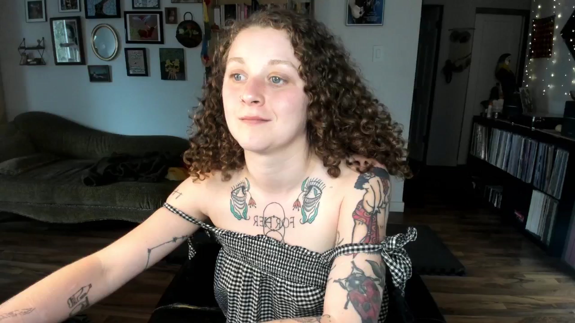 Gallery image thumbnail from PeachyQueen_'s myfreecams stream on, 06/18/2025, 21:08 image 12 of 20
