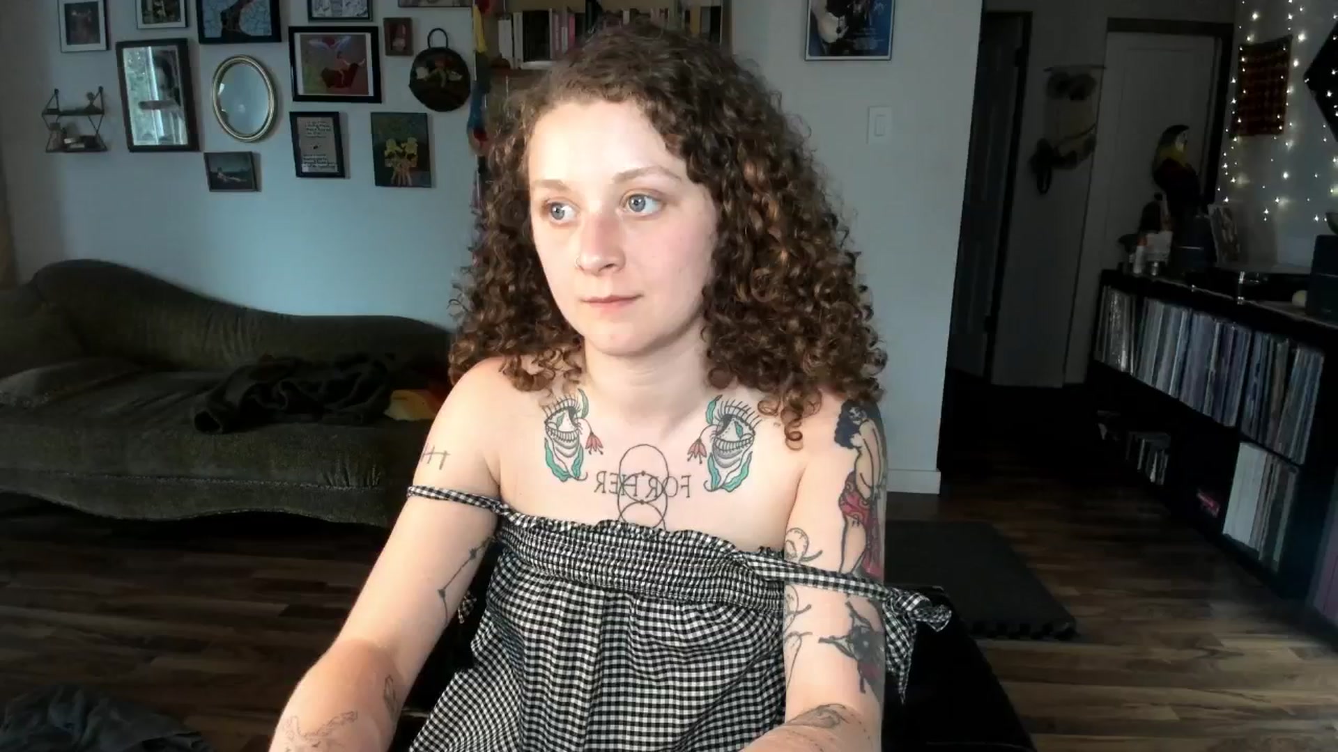 Gallery image thumbnail from PeachyQueen_'s myfreecams stream on, 06/18/2025, 21:08 image 17 of 20
