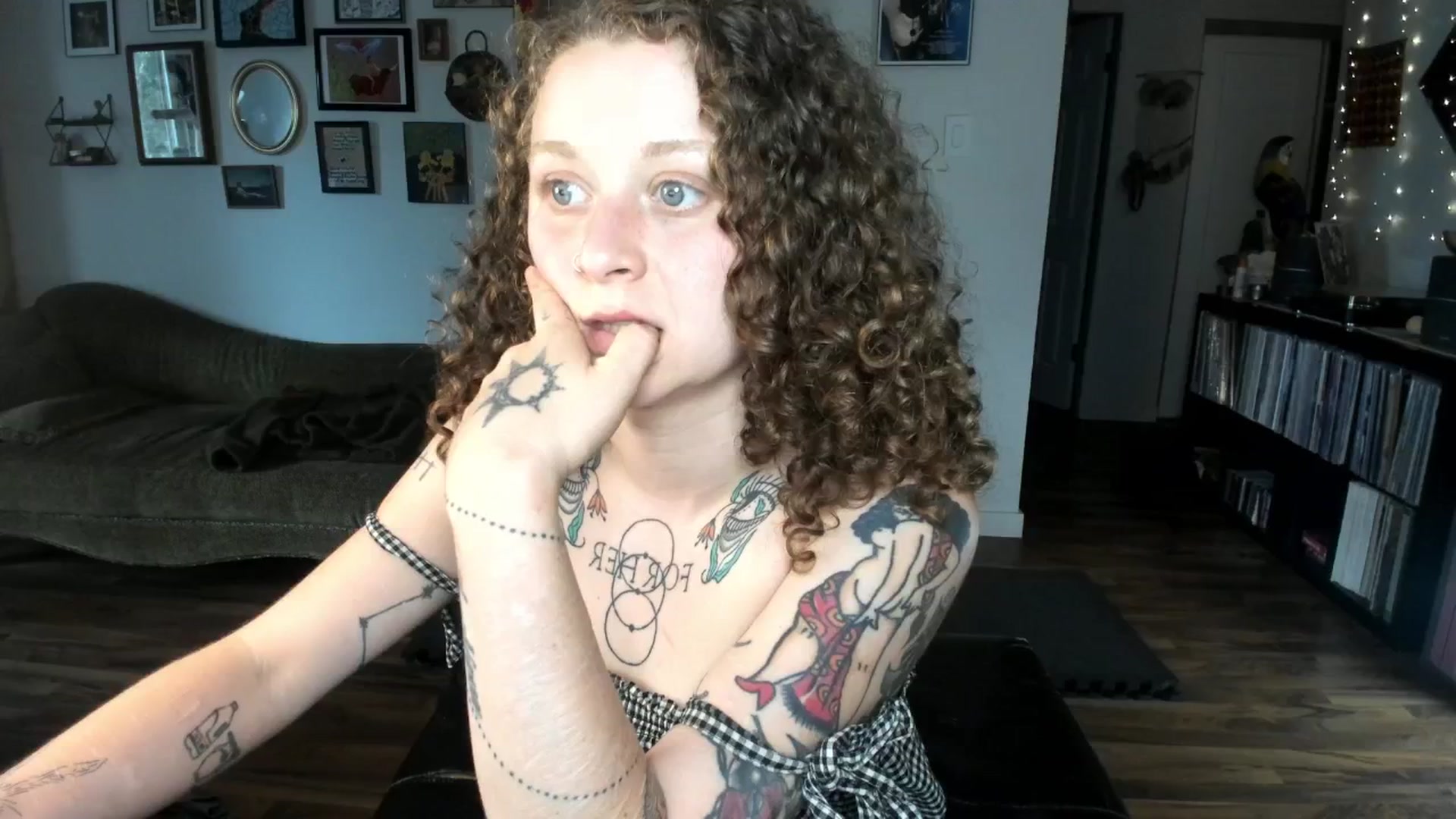 Gallery image thumbnail from PeachyQueen_'s myfreecams stream on, 06/18/2025, 21:08 image 11 of 20