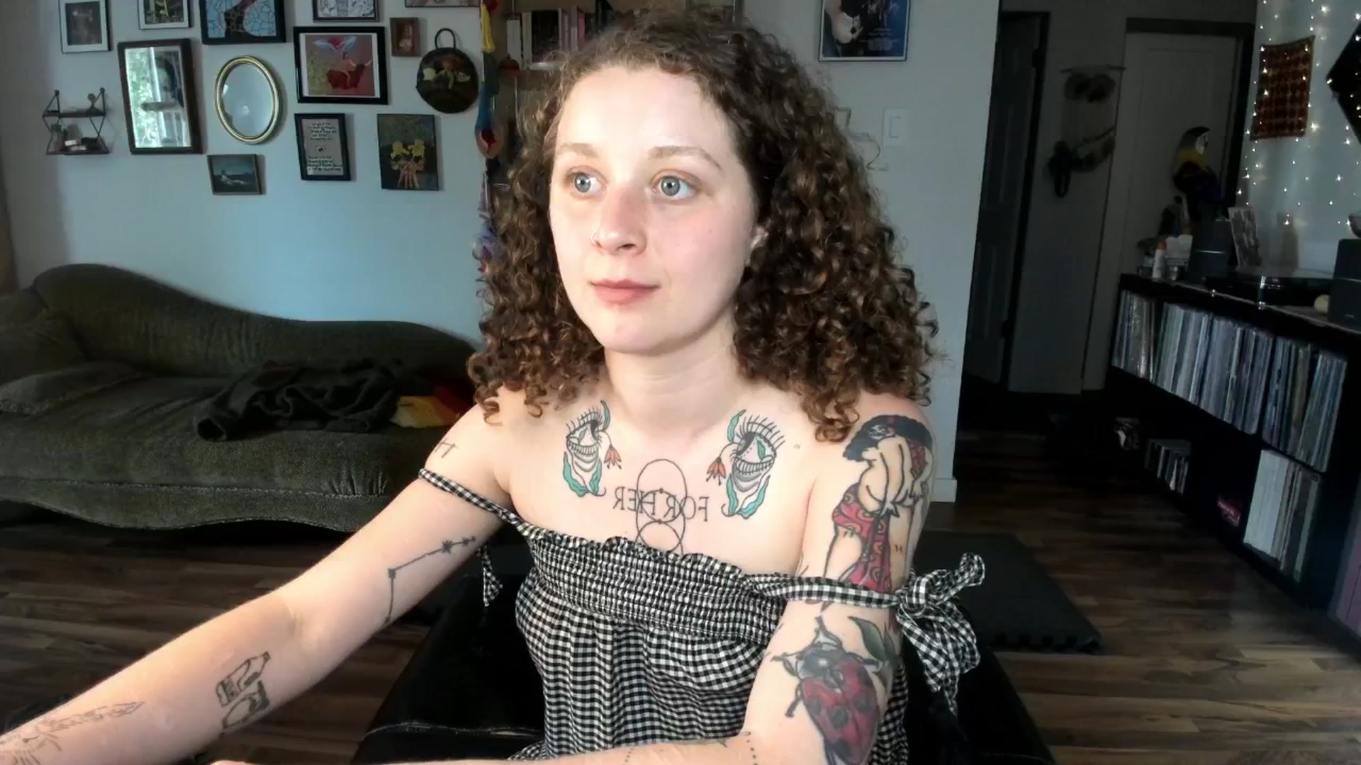 Gallery image thumbnail from PeachyQueen_'s myfreecams stream on, 06/18/2025, 21:08 image 4 of 20