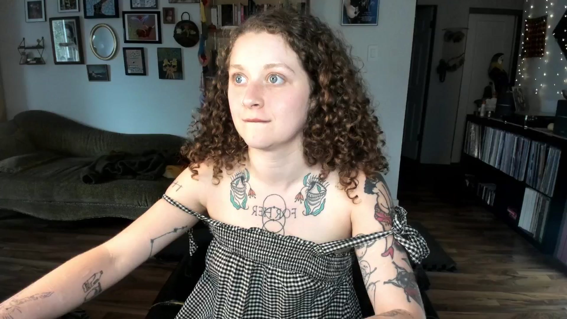 Gallery image thumbnail from PeachyQueen_'s myfreecams stream on, 06/18/2025, 21:08 image 14 of 20
