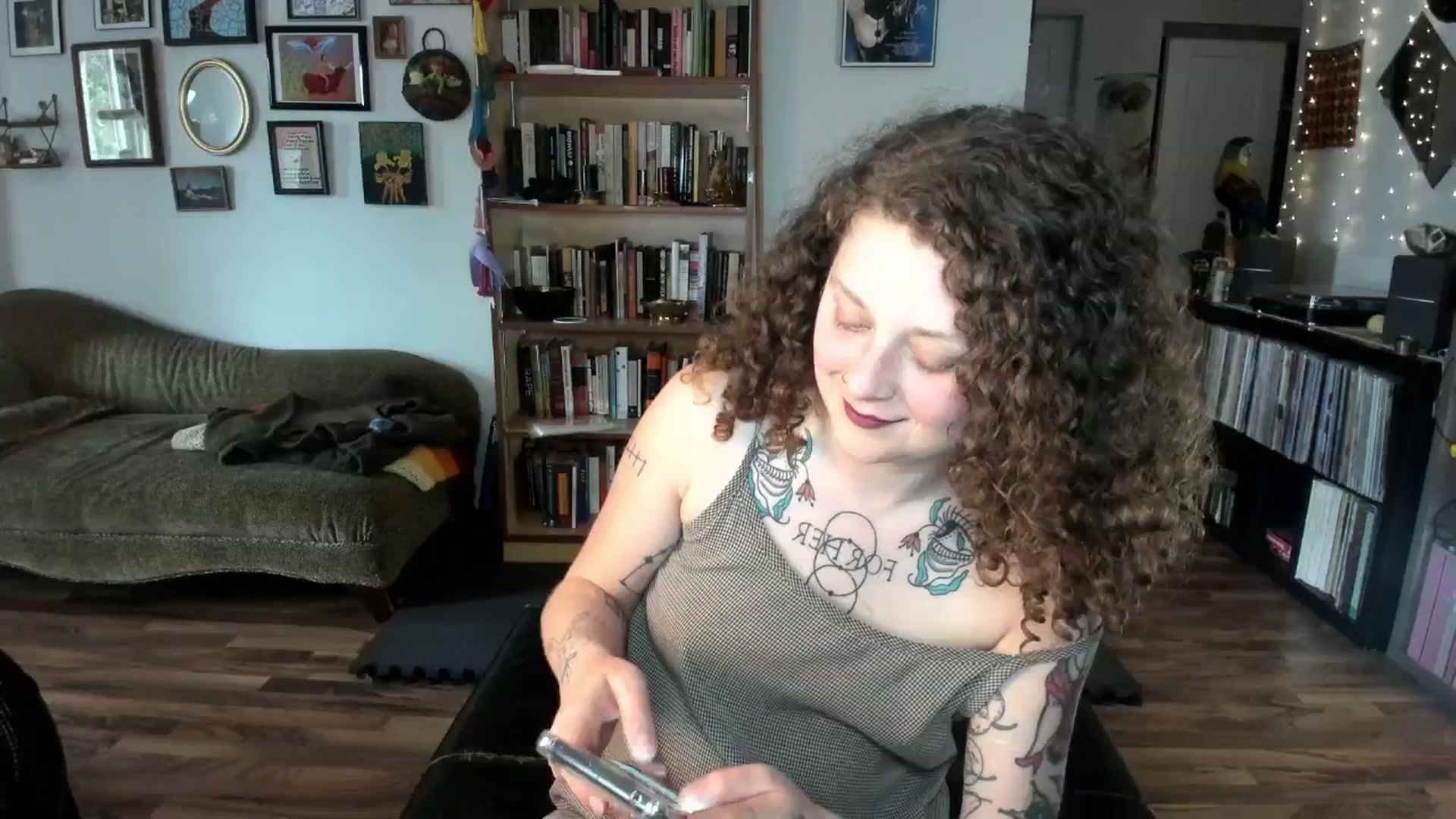 Gallery image thumbnail from PeachyQueen_'s myfreecams stream on, 06/20/2025, 20:44 image 10 of 20