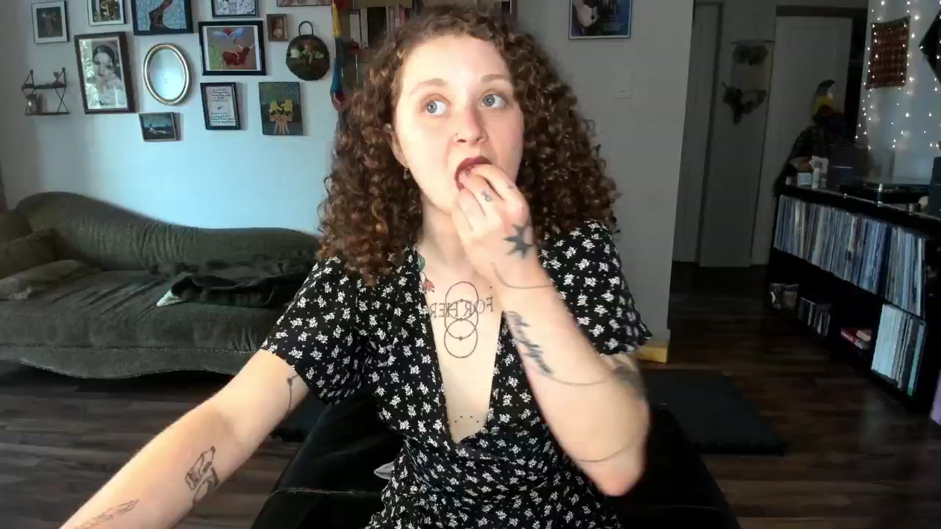 Gallery image thumbnail from PeachyQueen_'s myfreecams stream on, 06/25/2025, 21:30 image 3 of 20