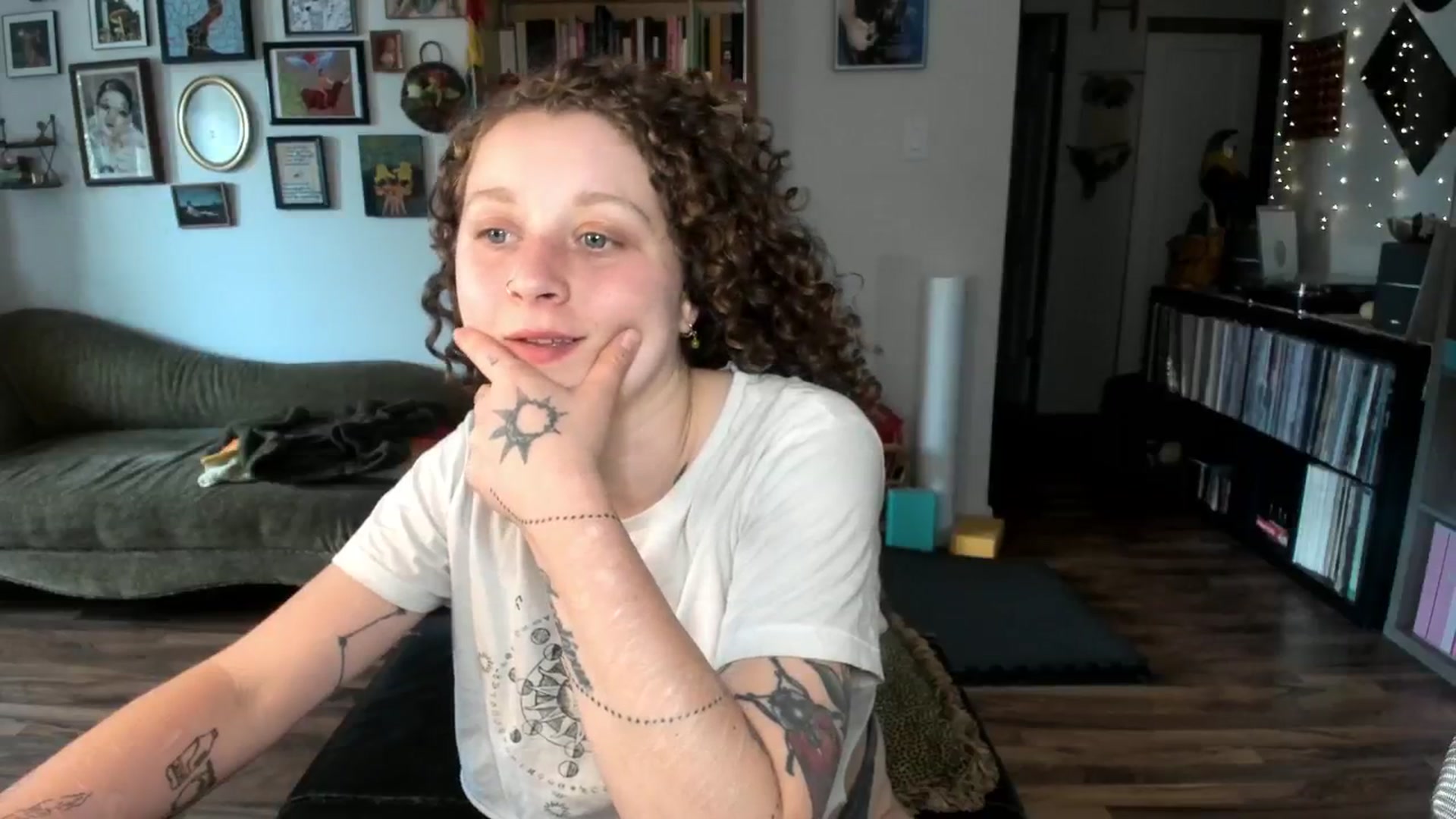 Gallery image thumbnail from PeachyQueen_'s myfreecams stream on, 07/03/2025, 19:53 image 16 of 20