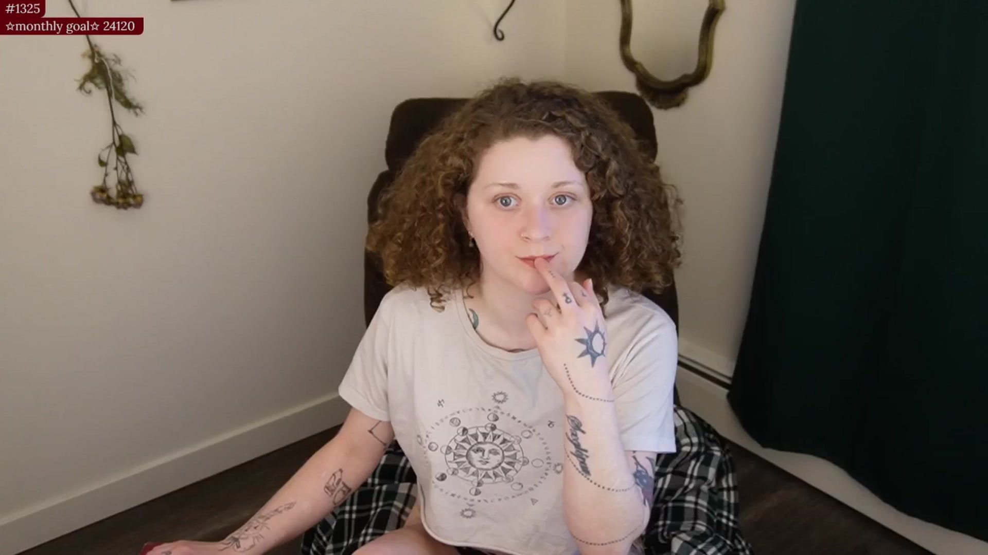 Gallery image thumbnail from PeachyQueen_'s myfreecams stream on, 12/01/2025, 21:33 image 6 of 20