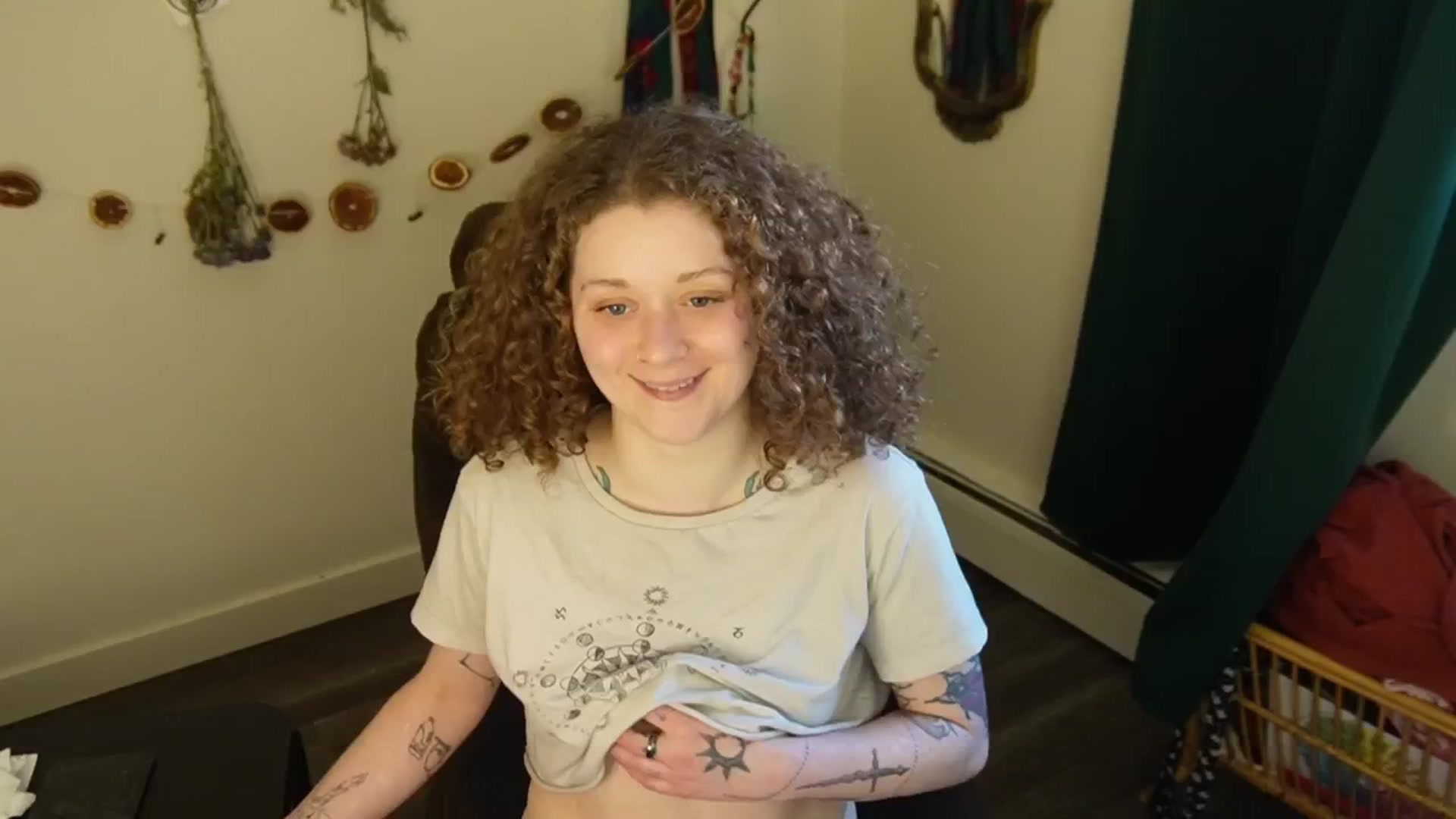 Gallery image thumbnail from PeachyQueen_'s myfreecams stream on, 02/21/2026, 24:43 image 6 of 20