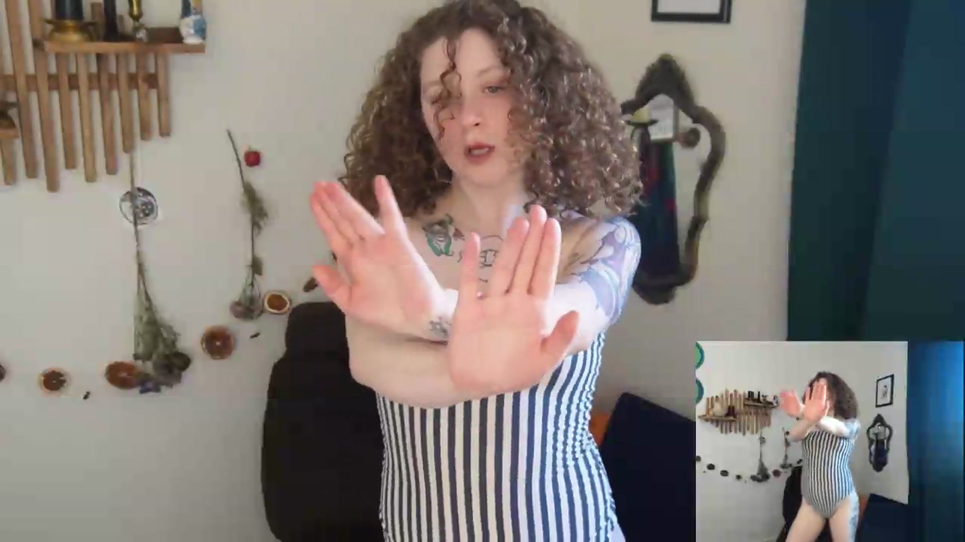 Gallery image thumbnail from PeachyQueen_'s myfreecams stream on, 04/17/2026, 22:20 image 18 of 20