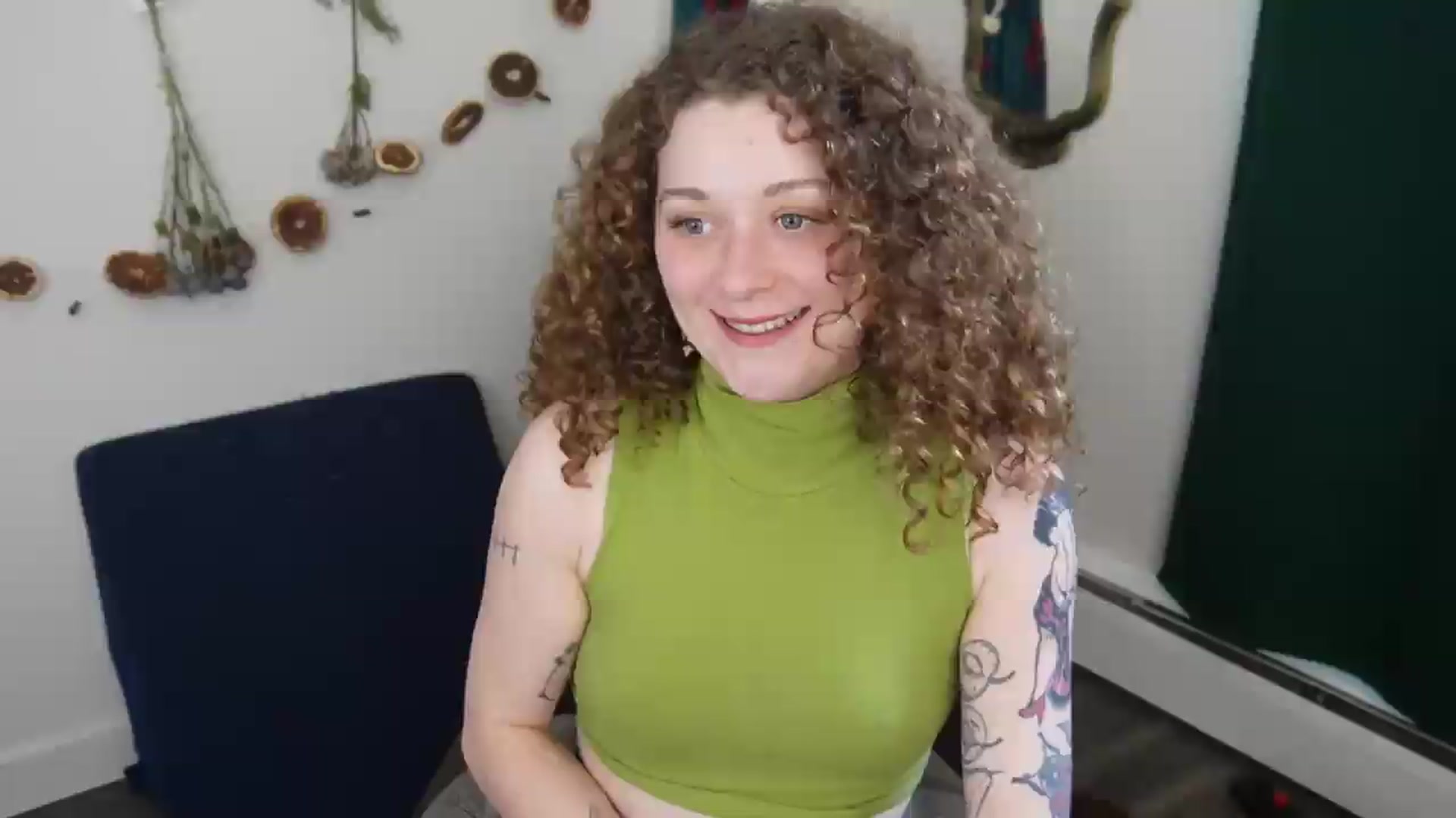 Gallery image thumbnail from PeachyQueen_'s myfreecams stream on, 06/05/2026, 22:23 image 1 of 20
