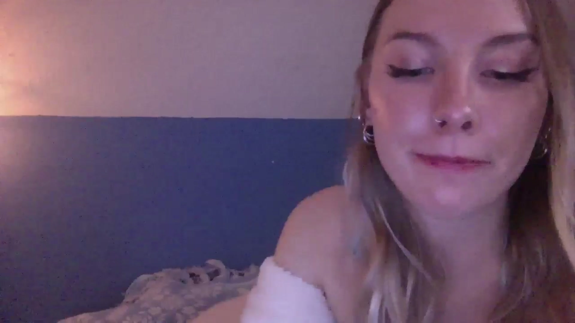 Gallery image thumbnail from Peachyk33n's myfreecams stream on, 05/01/2024, 02:03 image 19 of 20