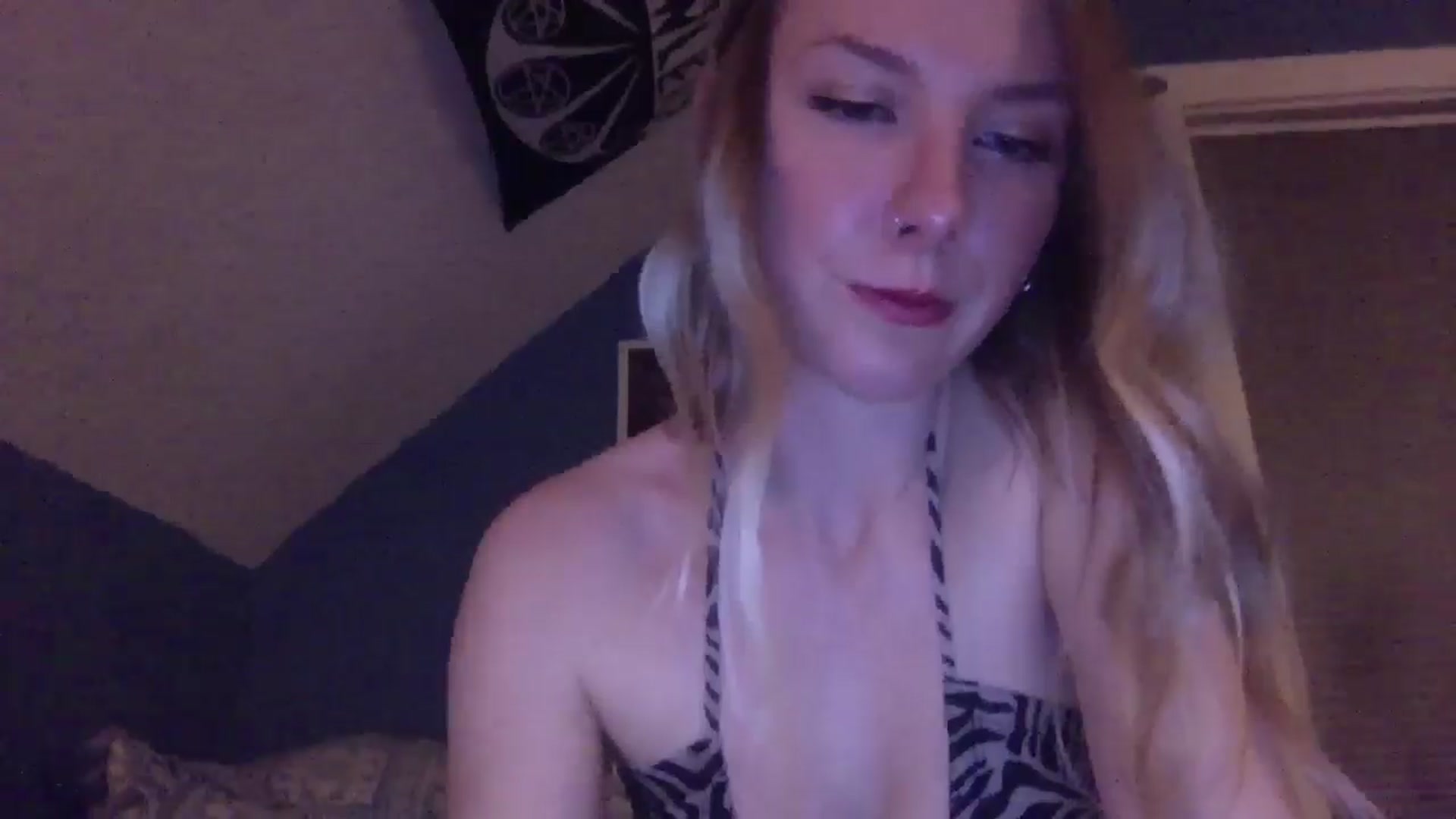 Gallery image thumbnail from Peachyk33n's myfreecams stream on, 05/08/2024, 04:16 image 3 of 20
