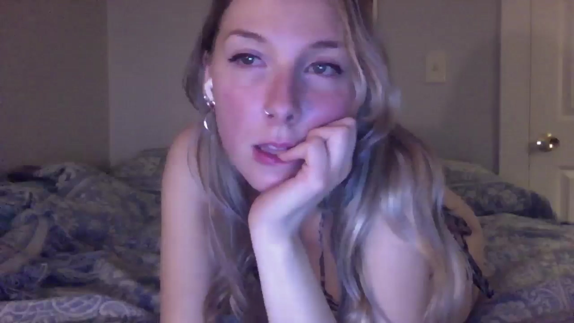 Gallery image thumbnail from Peachyk33n's myfreecams stream on, 01/15/2025, 07:06 image 18 of 20