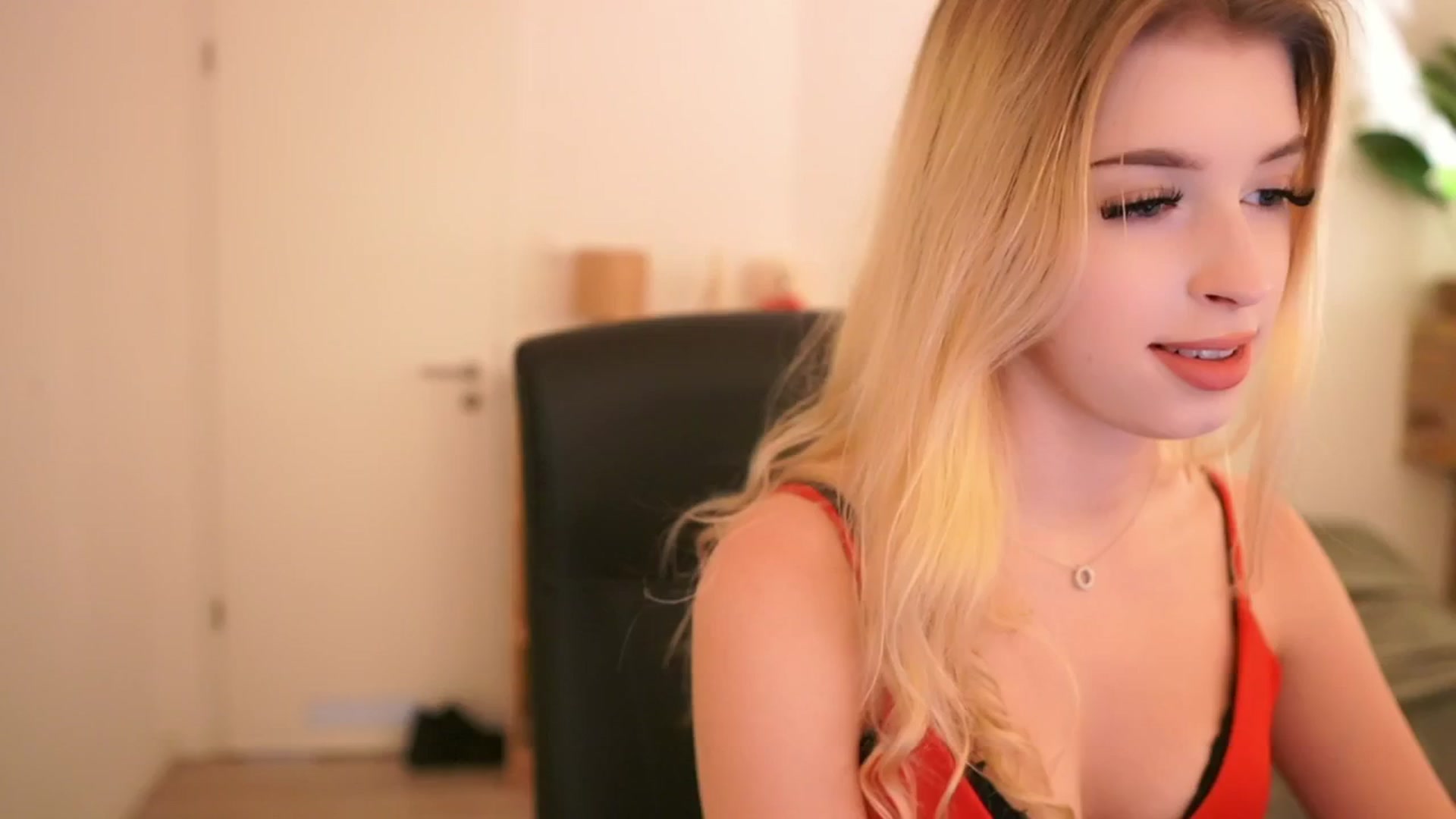 Gallery image thumbnail from Peachyliana's myfreecams stream on, 09/06/2025, 13:01 image 2 of 20