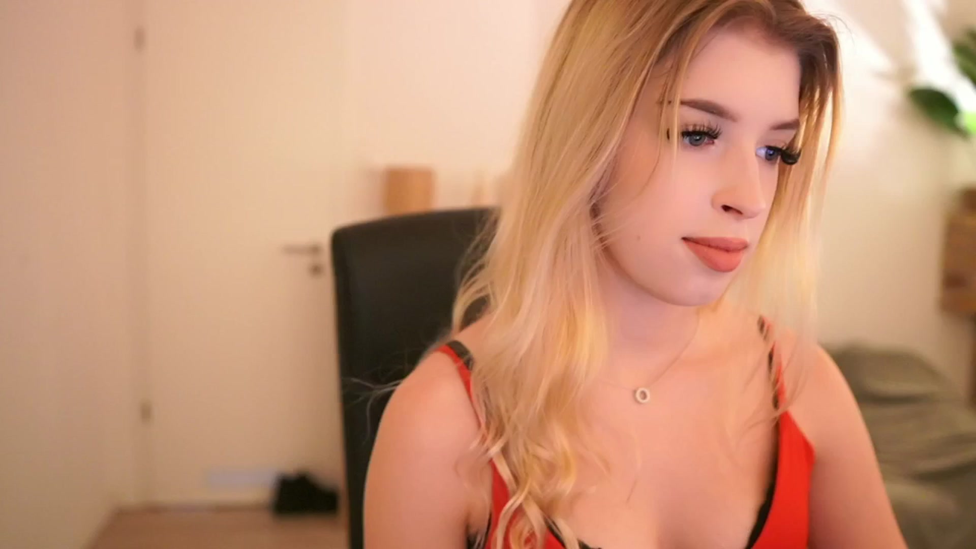 Gallery image thumbnail from Peachyliana's myfreecams stream on, 09/06/2025, 13:01 image 8 of 20