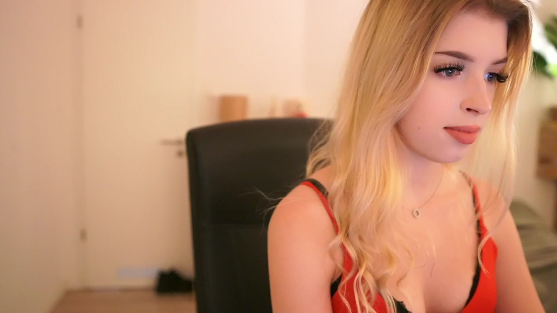 Gallery image thumbnail from Peachyliana's myfreecams stream on, 09/06/2025, 13:01 image 7 of 20