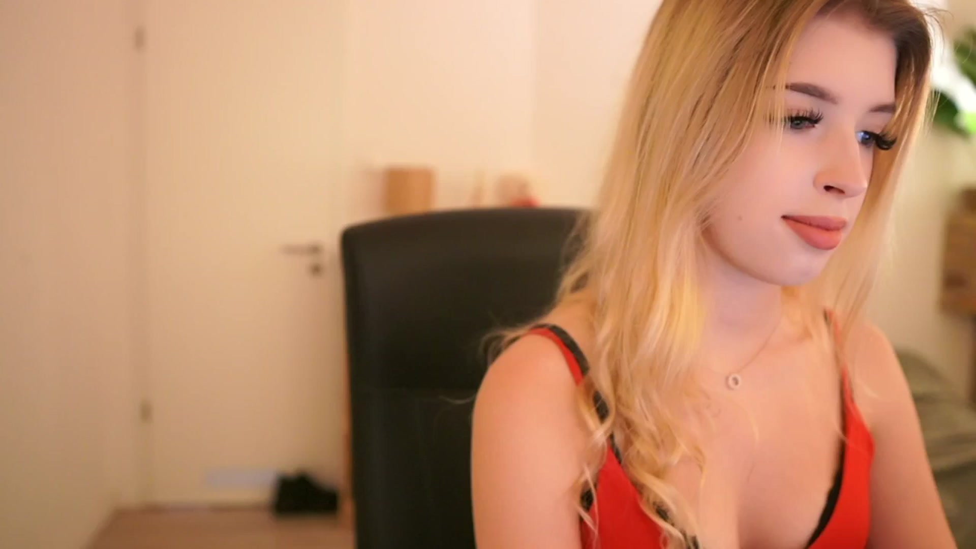 Gallery image thumbnail from Peachyliana's myfreecams stream on, 09/06/2025, 13:01 image 3 of 20
