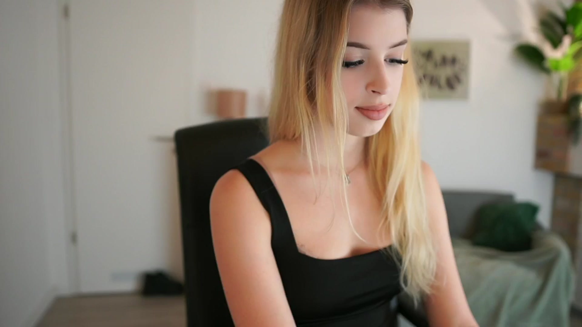 Gallery image thumbnail from Peachyliana's myfreecams stream on, 09/07/2025, 10:23 image 14 of 20