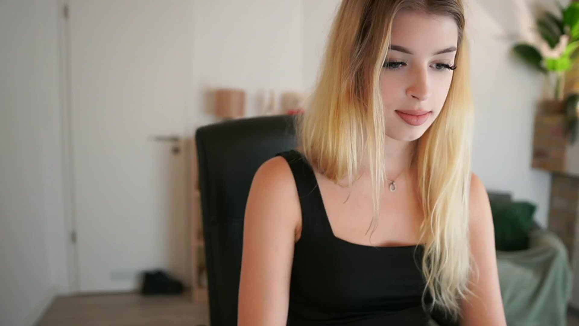 Gallery image thumbnail from Peachyliana's myfreecams stream on, 09/07/2025, 10:23 image 20 of 20
