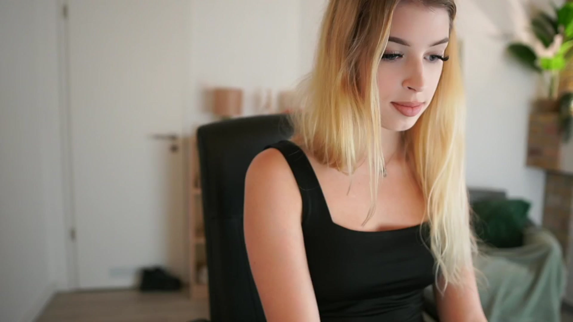 Gallery image thumbnail from Peachyliana's myfreecams stream on, 09/07/2025, 10:23 image 19 of 20