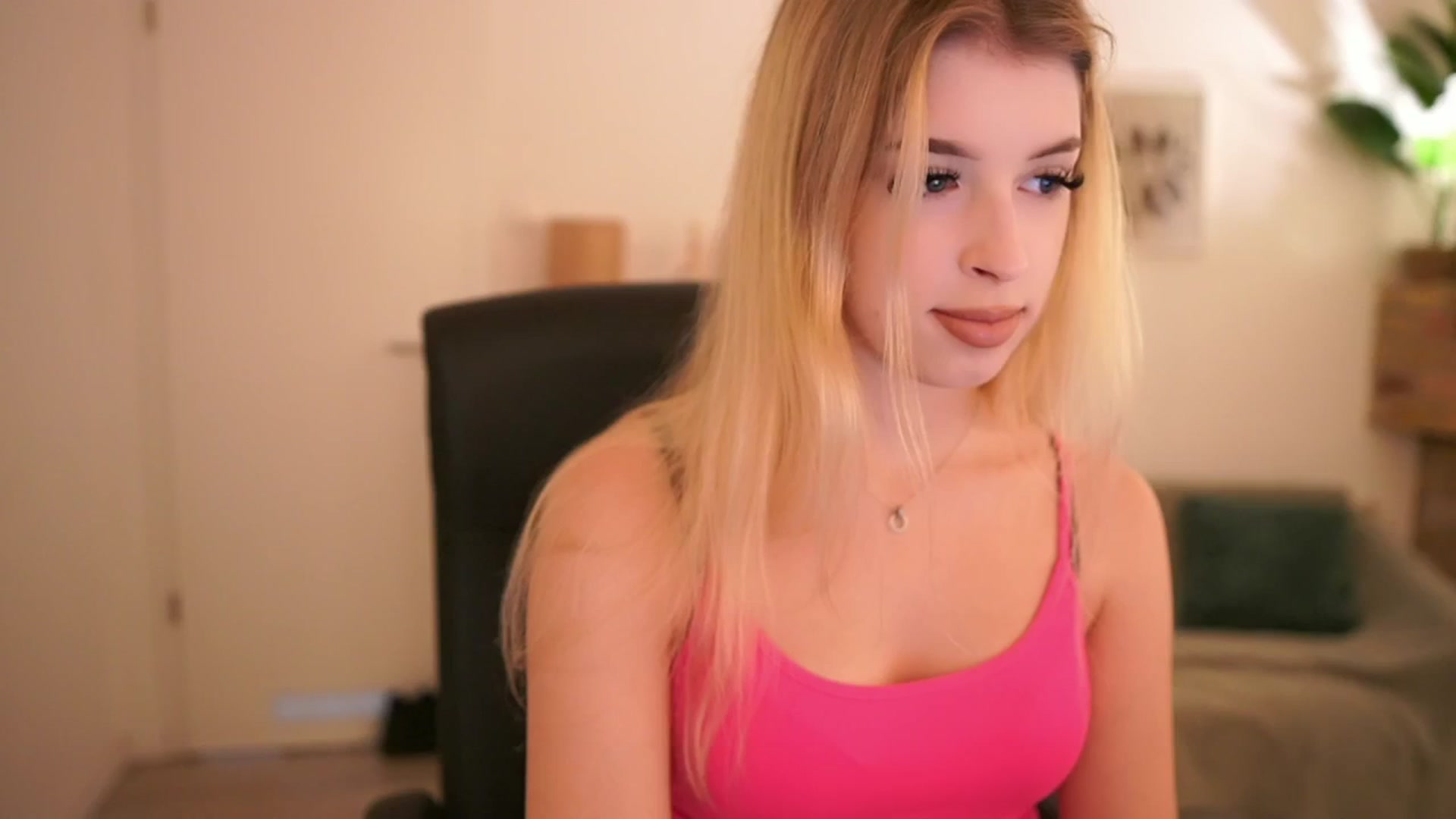 Gallery image thumbnail from Peachyliana's myfreecams stream on, 09/08/2025, 15:06 image 2 of 20
