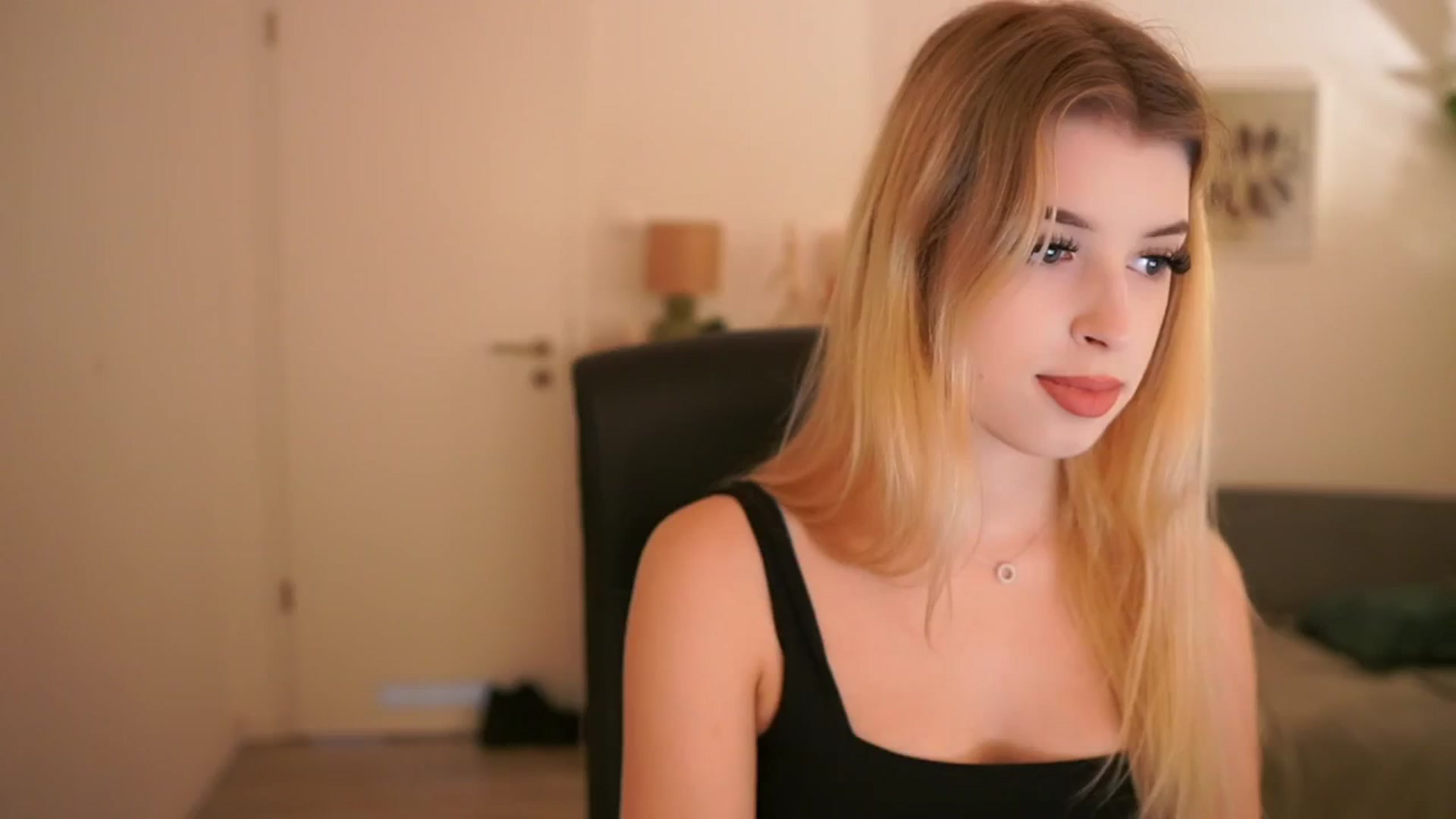 Gallery image thumbnail from Peachyliana's myfreecams stream on, 09/09/2025, 08:40 image 3 of 20