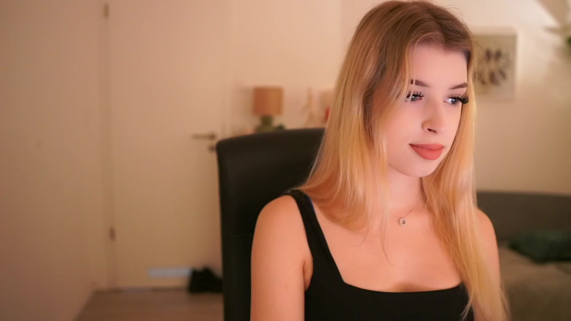 Gallery image thumbnail from Peachyliana's myfreecams stream on, 09/09/2025, 08:40 image 9 of 20