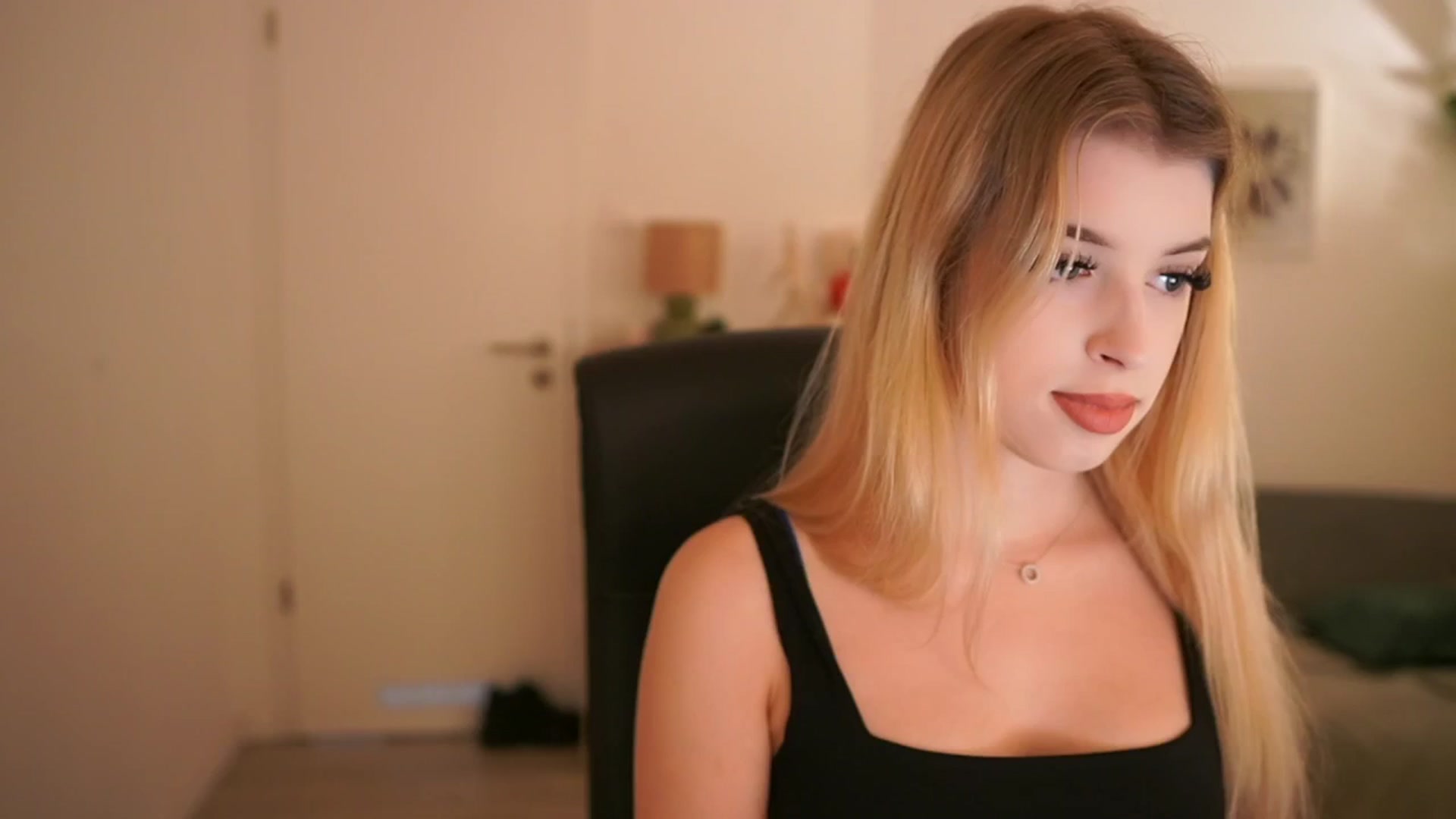 Gallery image thumbnail from Peachyliana's myfreecams stream on, 09/09/2025, 08:40 image 5 of 20