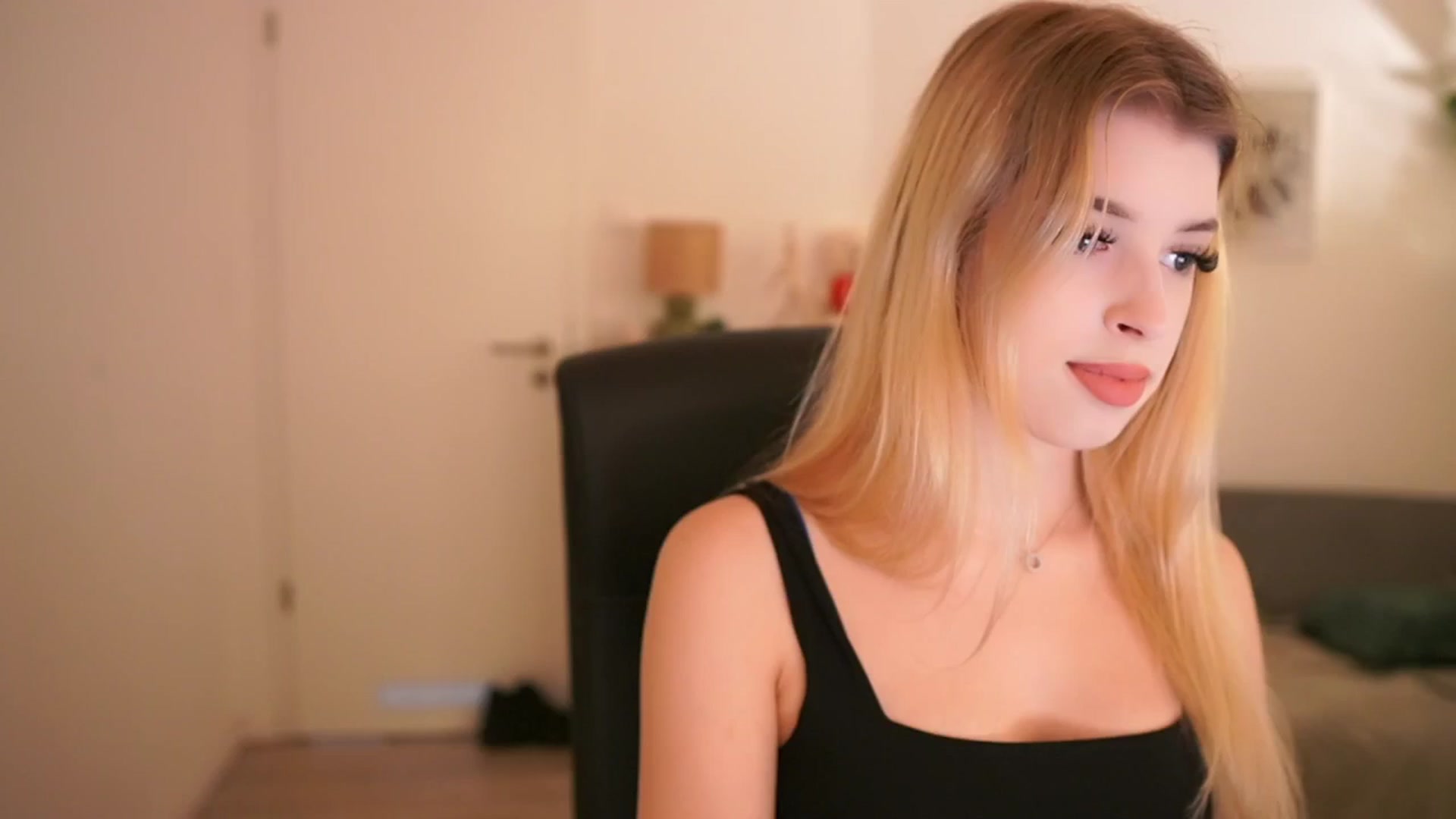 Gallery image thumbnail from Peachyliana's myfreecams stream on, 09/09/2025, 08:40 image 8 of 20
