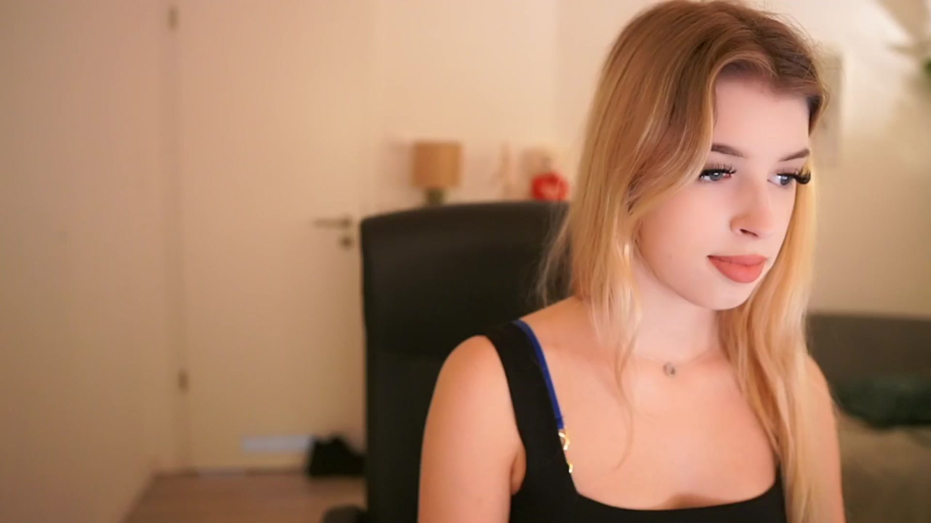 Gallery image thumbnail from Peachyliana's myfreecams stream on, 09/09/2025, 10:07 image 9 of 20