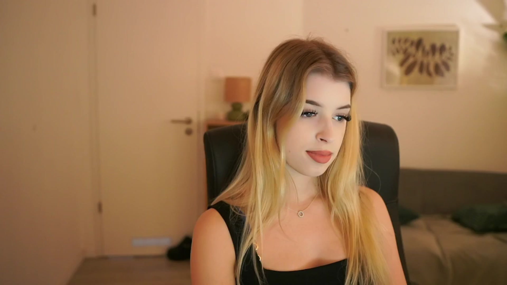 Gallery image thumbnail from Peachyliana's myfreecams stream on, 09/09/2025, 10:55 image 17 of 20