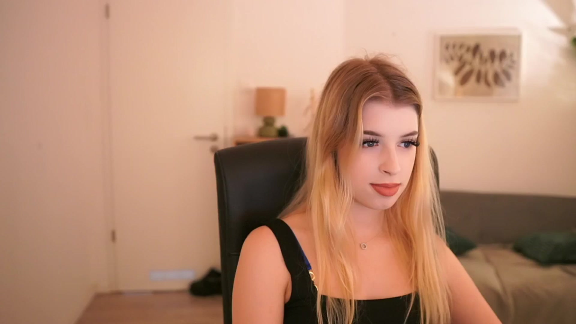 Gallery image thumbnail from Peachyliana's myfreecams stream on, 09/09/2025, 12:37 image 11 of 20