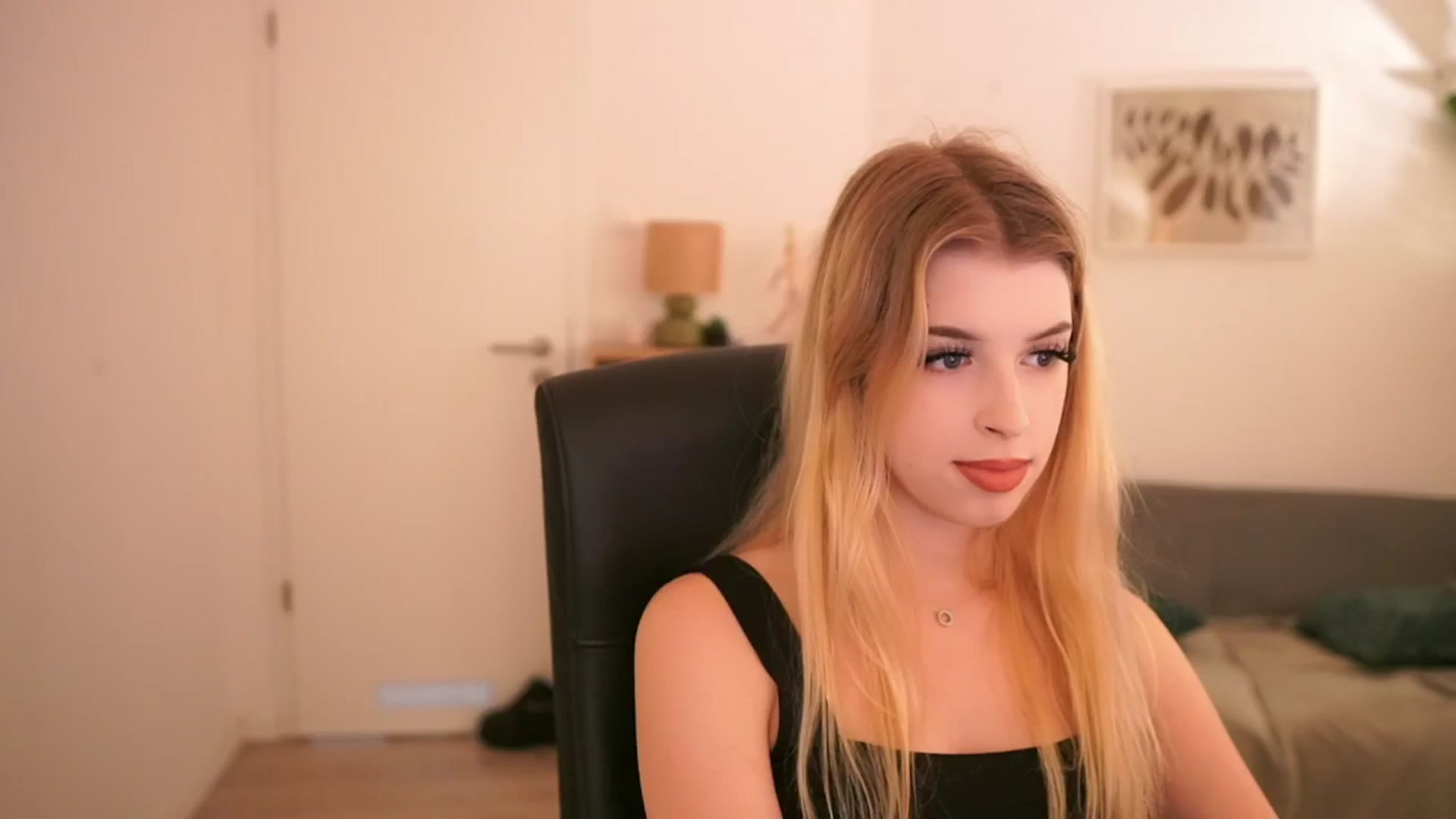 Gallery image thumbnail from Peachyliana's myfreecams stream on, 09/09/2025, 12:37 image 7 of 20