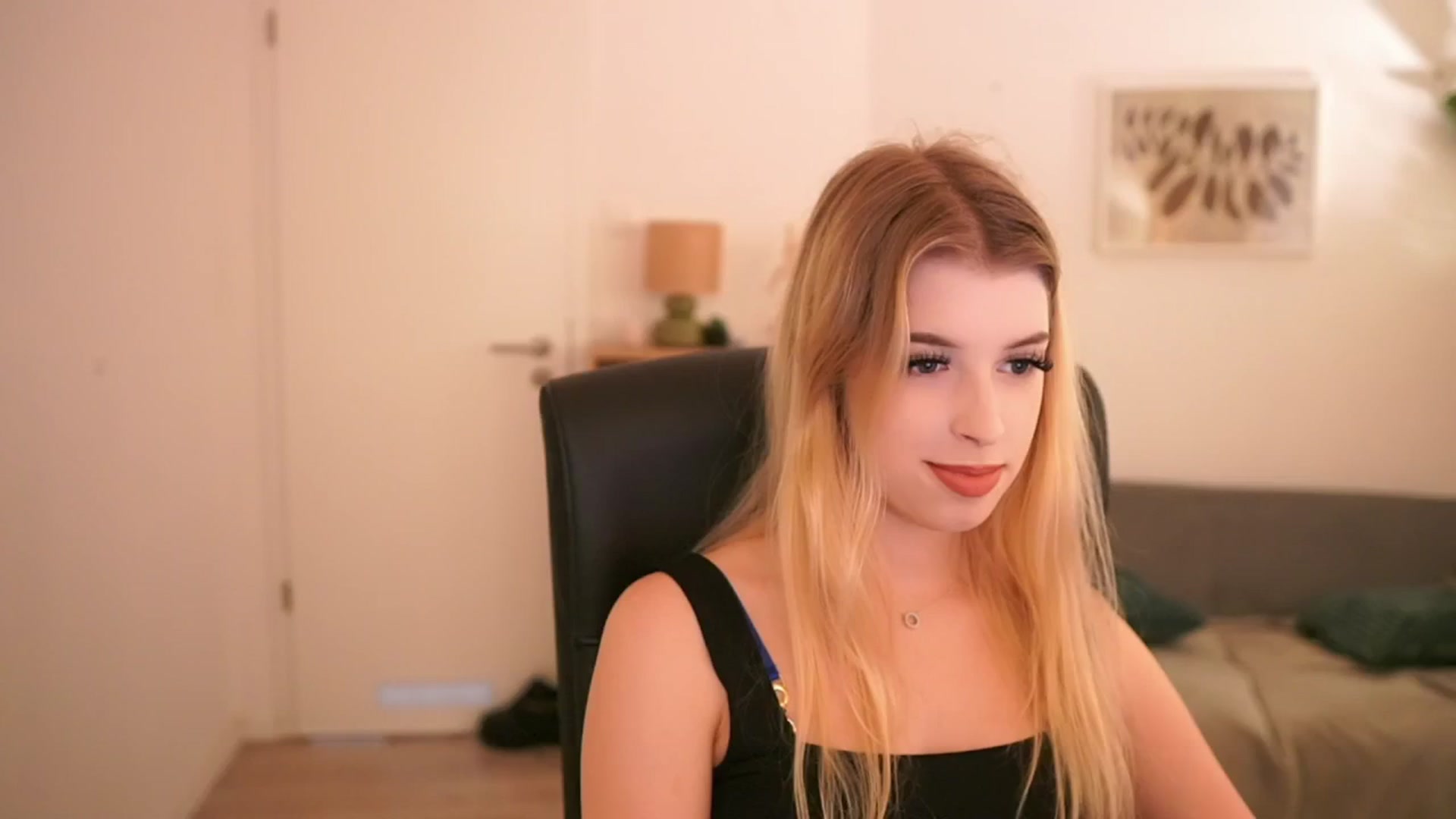 Gallery image thumbnail from Peachyliana's myfreecams stream on, 09/09/2025, 12:37 image 10 of 20