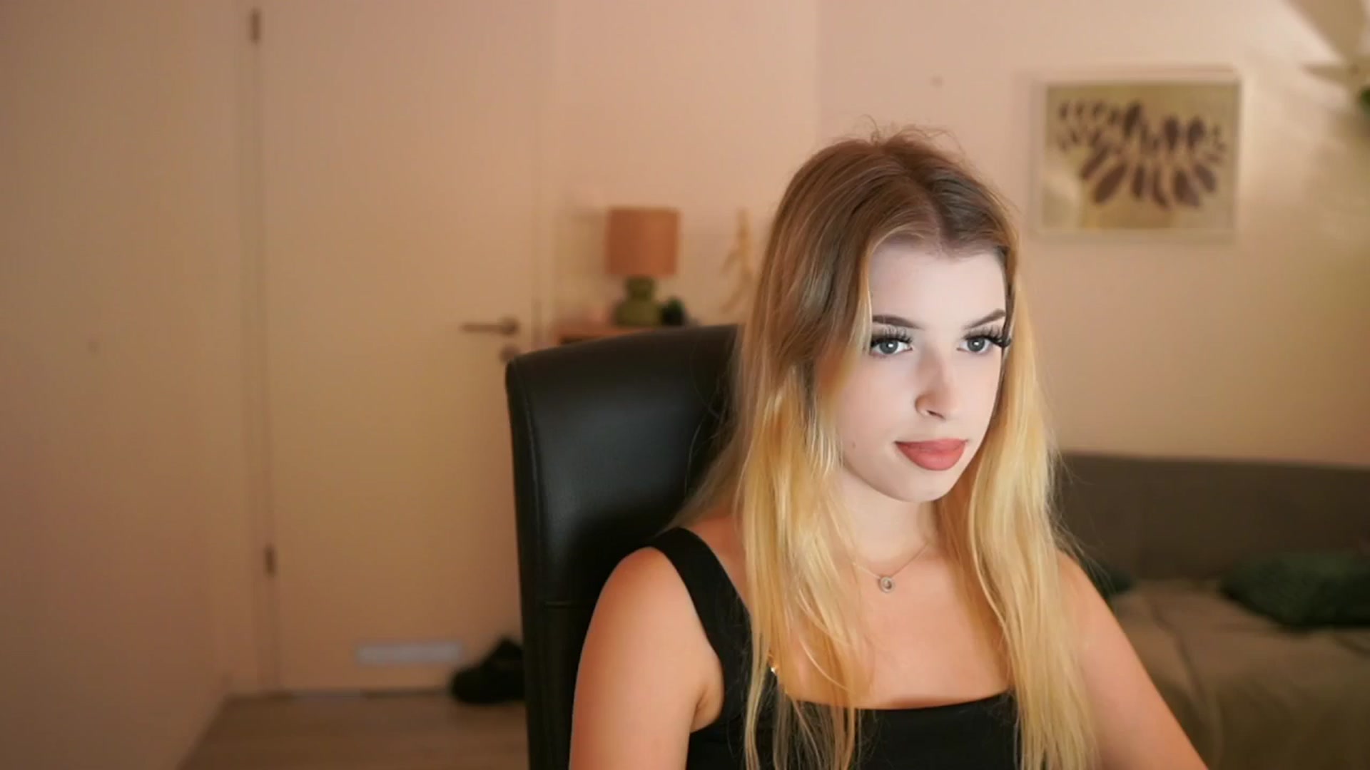 Gallery image thumbnail from Peachyliana's myfreecams stream on, 09/09/2025, 12:37 image 9 of 20