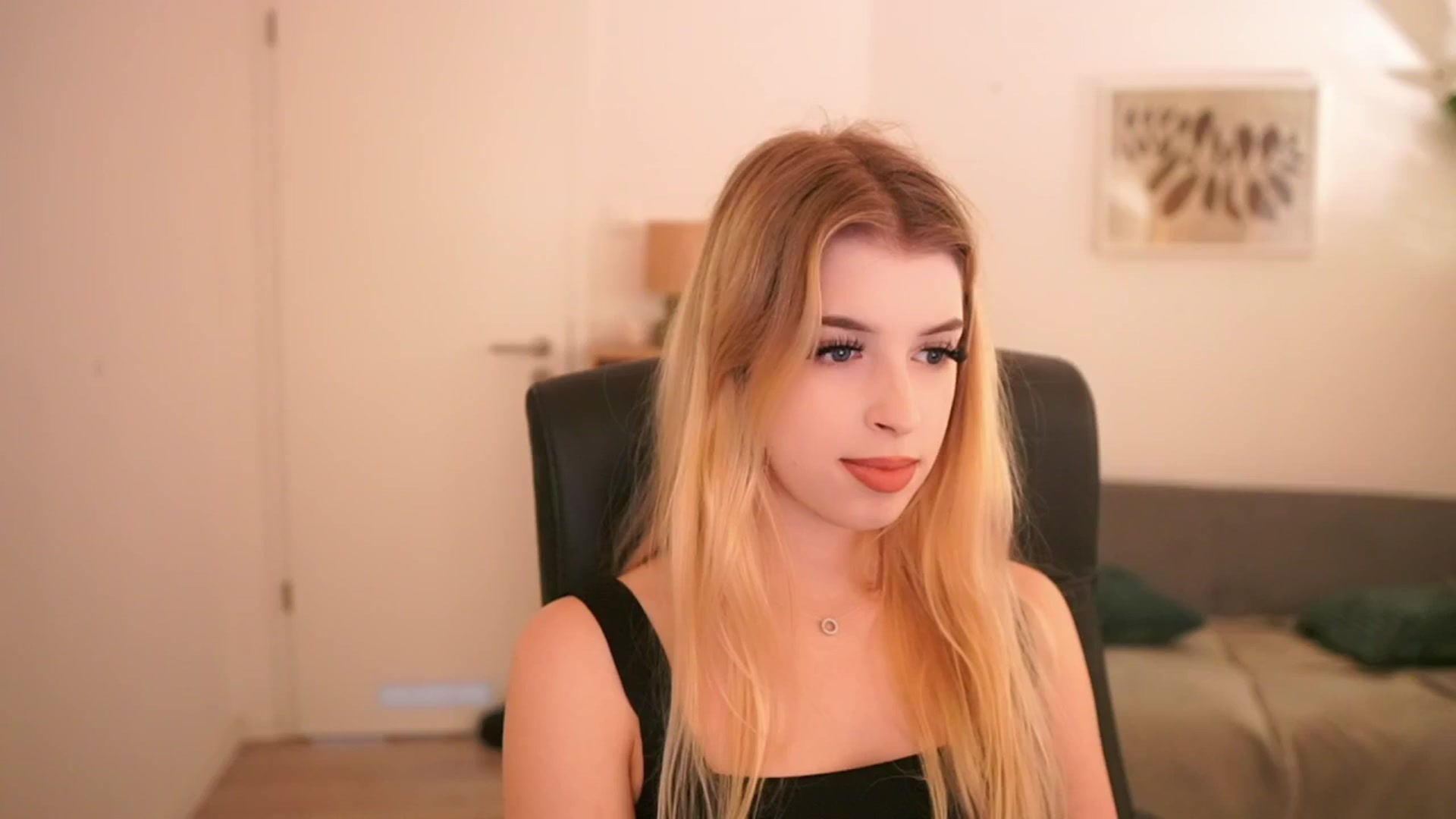 Gallery image thumbnail from Peachyliana's myfreecams stream on, 09/09/2025, 12:37 image 6 of 20