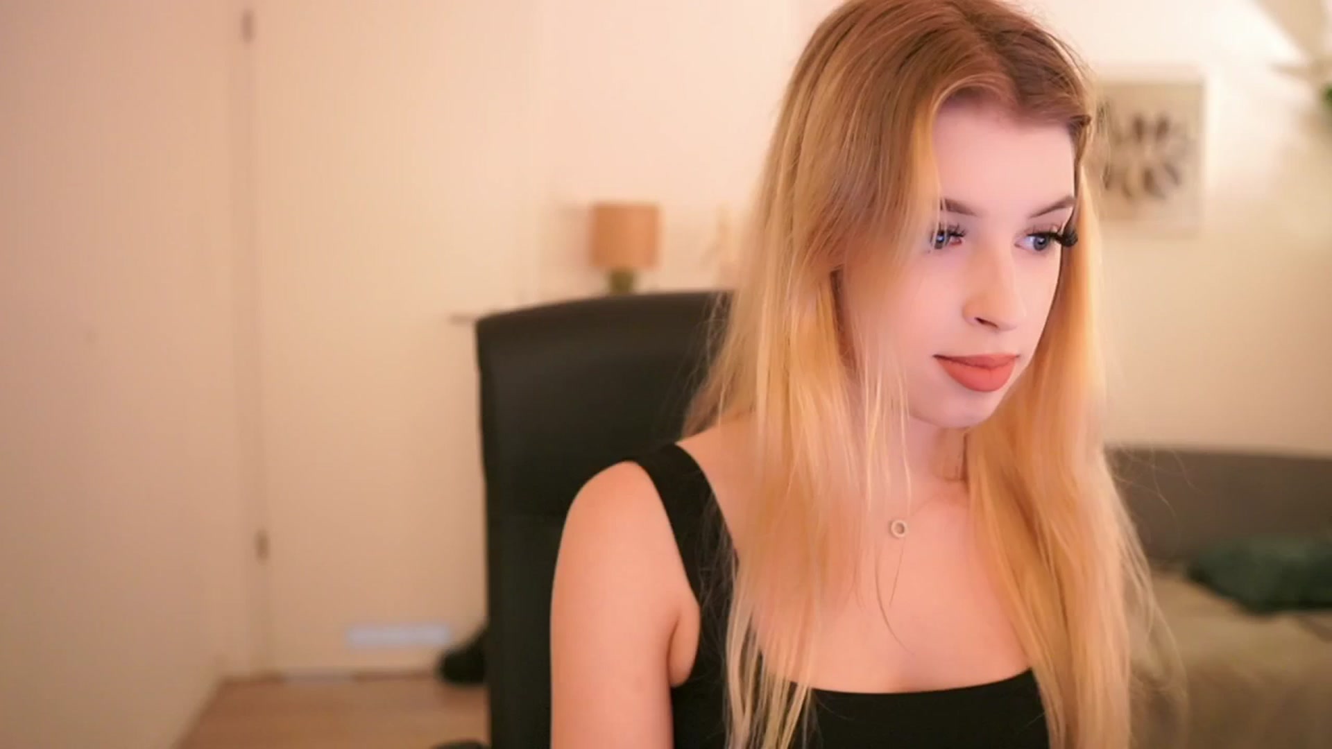 Gallery image thumbnail from Peachyliana's myfreecams stream on, 09/09/2025, 12:37 image 5 of 20