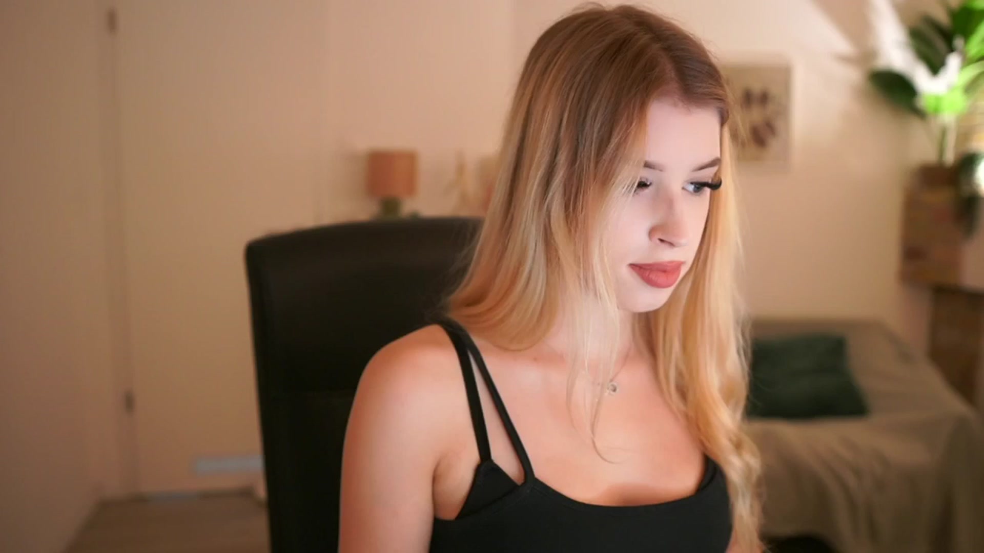 Gallery image thumbnail from Peachyliana's myfreecams stream on, 09/12/2025, 15:29 image 3 of 20