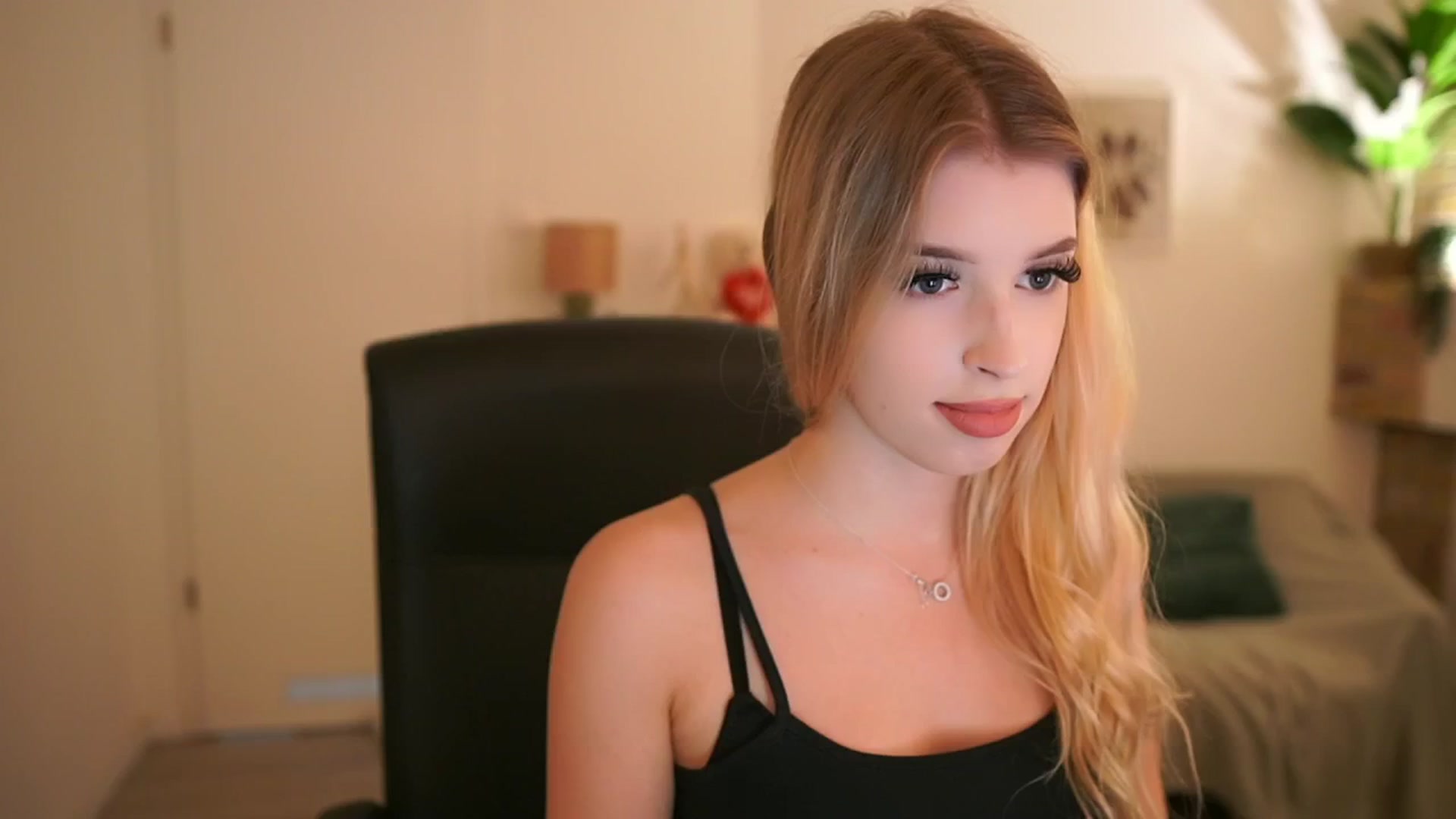 Gallery image thumbnail from Peachyliana's myfreecams stream on, 09/12/2025, 15:29 image 12 of 20